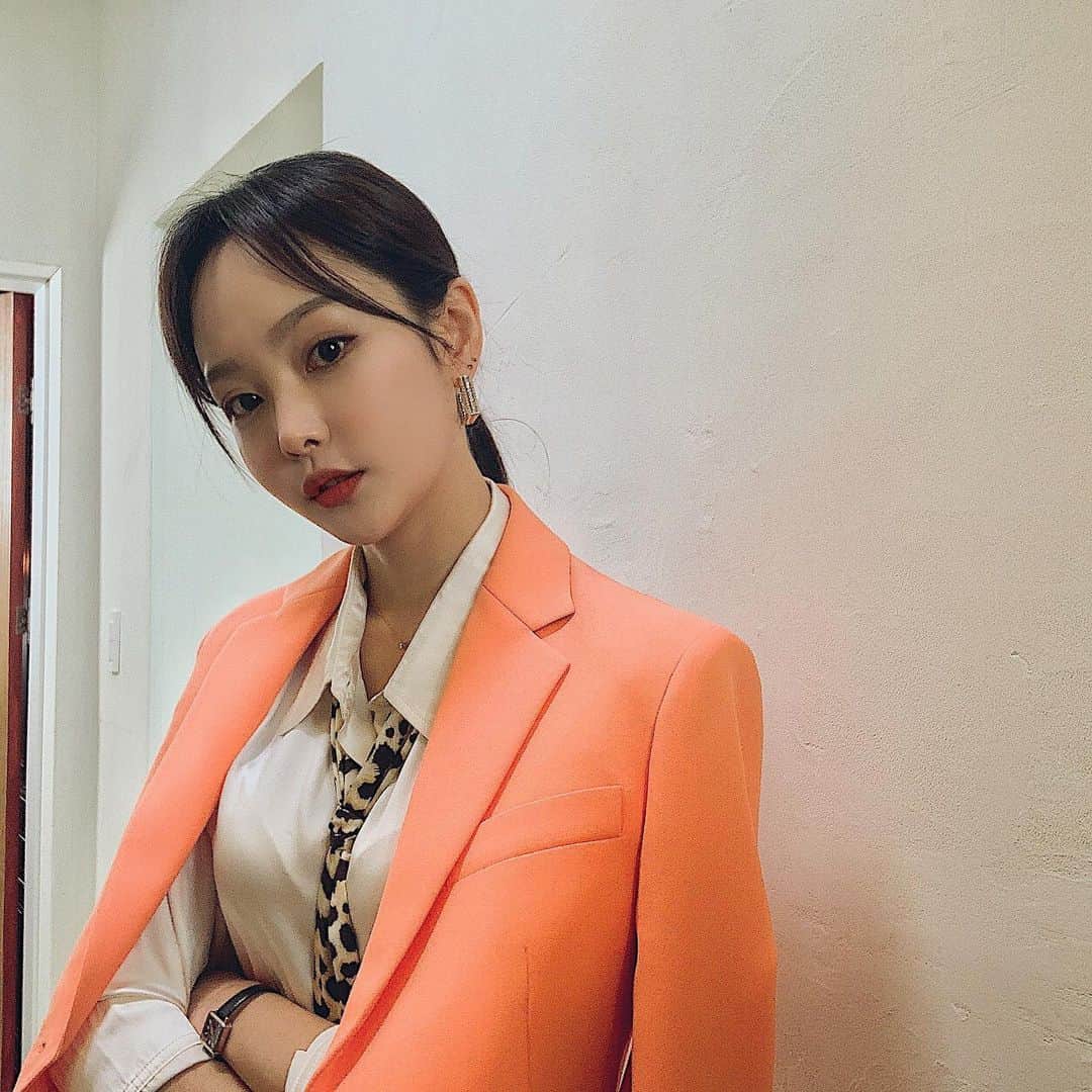 ハ・ウンジンのインスタグラム：「오렌지만입니귤🍊 촬영은 한 달 전에 다 끝났는데 드디어 사진을 올릴 수 있게 되었주황🧡 #센스있어😎」