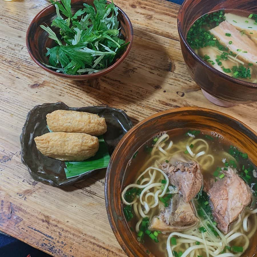 川本彩さんのインスタグラム写真 - (川本彩Instagram)「すーまぬめぇへランチに🍜﻿ この日午前中が雨でとても寒かったので冷えた身体にお出汁の美味しさがしみること...🕊✨沖縄そばにヨモギをいれる食べ方は初めてだったけどさっぱりとしたお出汁とヨモギの苦さのバランスが良い！くせになる美味しさでした🧡﻿ 古民家の内装もお庭も雰囲気あって素敵だったな🏠🌺﻿ ﻿ #すーまぬめぇ　#沖縄そば　#沖縄　#那覇　#沖縄グルメ　#沖縄ランチ　#那覇グルメ　#那覇ランチ　#古民家﻿」3月21日 20時21分 - aya_kawamoto