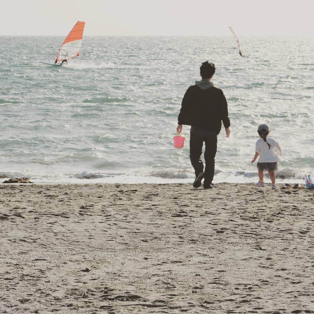 三枝亜紀のインスタグラム：「. . 新型コロナウィルスのこともあり、最近はお外遊びが多く、活発な２歳児にはちょうど良いみたい(*^^*) . . こうして、夫と娘が仲良く遊ぶ姿に涙腺がゆるむ・・・そんな休日（笑） . . ２枚目は、娘がお子様ランチのおもちゃでもらったゲームをコンプリートして喜ぶあきさん。 . . ３枚目は、初めての編み込みヘア！. そろそろ後ろ髪も切らないと・・・な長さになりました。 . ヘアドネーションに貢献出来たら嬉しいけど、毛量とか大丈夫かなぁ？ . . . #新型コロナウイルス感染症対策  #外遊び  #海遊び  #ヘアドネーション」