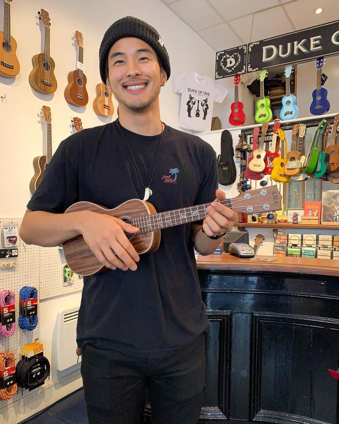 鈴木貴之のインスタグラム：「買っちまったぜベイベー🤩🤙🏻🏝🥥☀️ It’s definitely the time for learning a new instrument #ukulele #ロンドン通信」