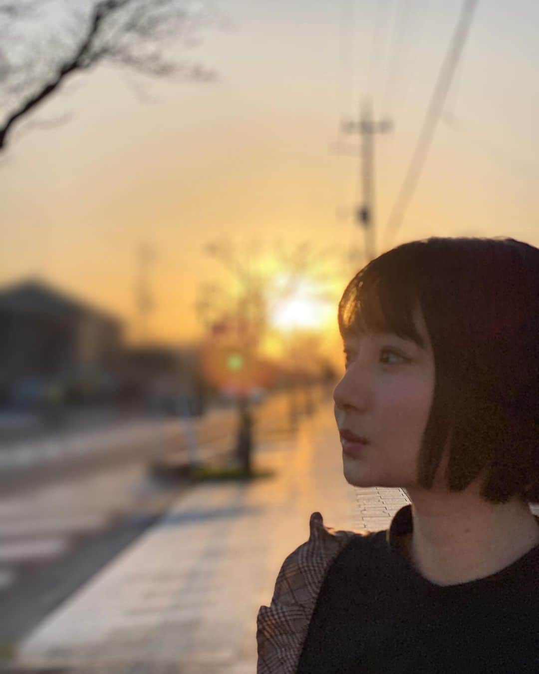 小室ゆらさんのインスタグラム写真 - (小室ゆらInstagram)「.﻿ ﻿ ﻿ 今日は春めいていて夕日も綺麗だったな🙏🏻🤍﻿ ﻿ 友達のiPhoneを借りなくても﻿ ポートレートが使える喜びを噛み締めてます ︎︎︎︎︎︎︎︎✌︎﻿ ﻿ ﻿ さて、﻿ 3連休なのに外出もあんまり出来なくて残念ですが﻿ 皆さんどうお過ごしですか🥺💭﻿ ﻿ ﻿ .」3月21日 20時36分 - komuro_yura_official