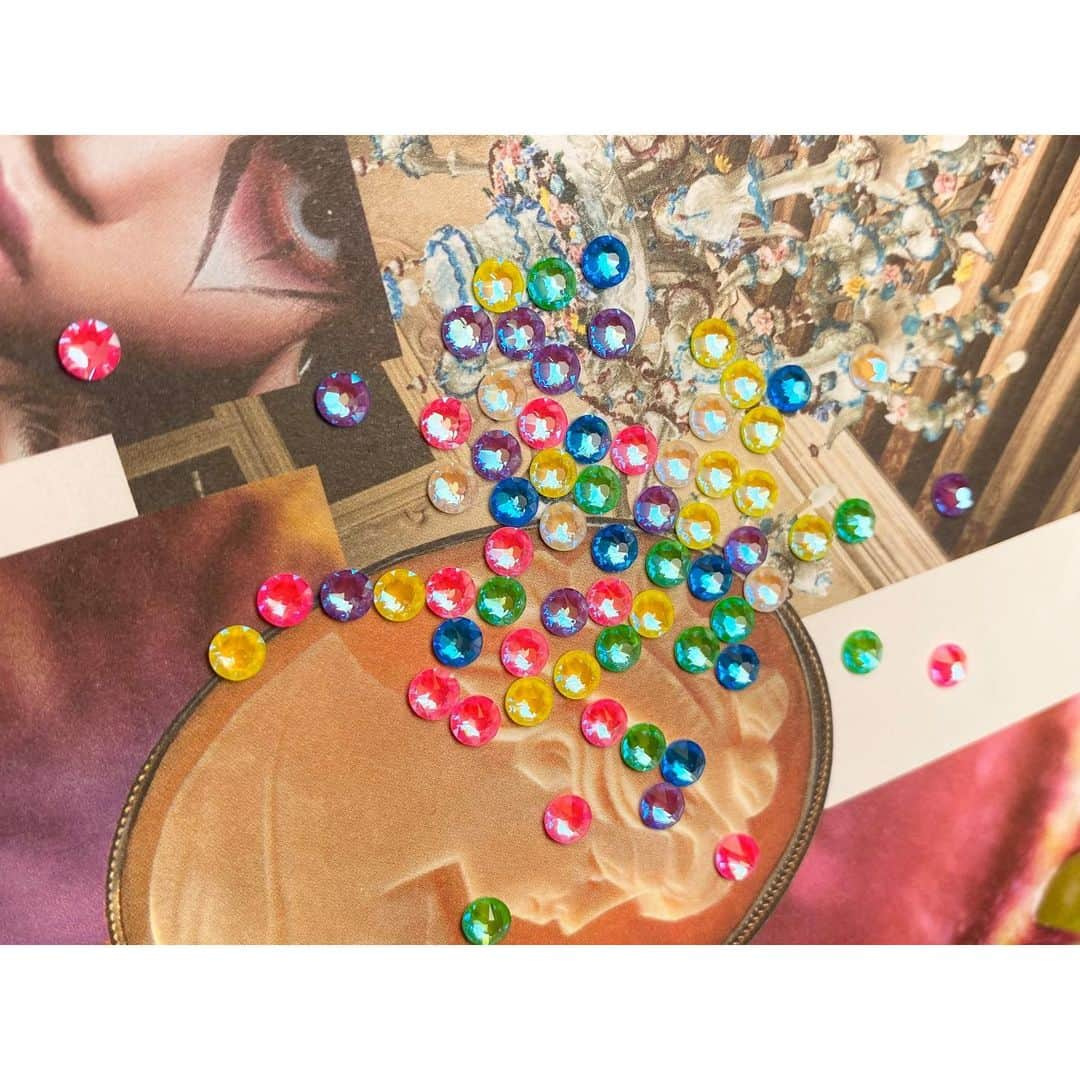 埜藤理恵さんのインスタグラム写真 - (埜藤理恵Instagram)「new👏🏻﻿ swarovski®︎ crystal ﻿ -TIME TO SHINE-﻿ ﻿ スワロフスキーの新作♡﻿ 春夏に使えるストーンやパールが﻿ たくさん🌸👏🏻﻿ ネオンカラーのストーンや﻿ 形の変わったストーンも﻿ 組み合わせ次第でモードな仕上がりになりそう!!﻿ あーワクワク♡﻿ ※梅田店でも芦屋店でも取り扱っております。﻿ ﻿ #スワロフスキー認定﻿ #ネイルインストラクター﻿ @swarovski ﻿ @swarovski.createyourstyle ﻿ @crystal.beauty.academy.jp ﻿ ﻿ ﻿ ﻿ ﻿ ⇩ご予約方法⇩ instagram﻿ @rrieenee のトップページの﻿ URLからご予約可能です ﻿ ﻿ ﻿ ﻿ ﻿ ＊Renée梅田本店 @renee.nailsalon ﻿ 大阪市北区堂山町15-23-908﻿ ‭tel:06-6312‬-3500﻿ 梅田店公式LINE 【@bos7903t】 ←@マークを含めてID検索﻿ ﻿ ﻿ ＊Renée by Beauland芦屋店 @beaulandashiya ﻿ 兵庫県芦屋市業平町6-11 Ashiya Grotto302﻿ ‭tel:0797-34‬-2220﻿ 芦屋店公式LINE 【@xtj3413t】 ←@マークを含めてID検索】﻿ ﻿ ﻿ ﻿ ﻿ ﻿ ﻿ ﻿ ﻿ #nail#nails#gelnails#nailart#ネイル#ジェルネイル#美甲#네일#젤네일#nailsalonrenee#ネイルサロンレネ﻿ #大阪ネイルサロン#梅田ネイルサロン#芦屋ネイルサロン#神戸#芦屋#beauland#ビューランド﻿ #芦屋ネイルサロン#love#instagood#tbt#photooftheday#japanesenailart#nailporn#nailpromote」3月21日 20時42分 - rrieenee