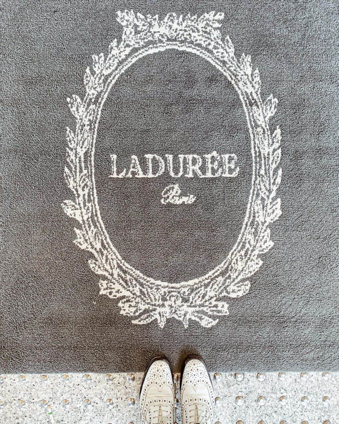 Yukicoさんのインスタグラム写真 - (YukicoInstagram)「laduree👣 𓏧𓏧𓏧𓏧𓏧𓏧𓏧𓏧𓏧𓏧𓏧𓏧𓏧𓏧𓏧𓏧𓏧𓏧𓏧𓏧𓏧𓏧𓏧𓏧𓏧𓏧𓏧𓏧𓏧 #travelingfeet#lookyfeets#amazingdestination#happyfeet#ihavethisthingswithfloors#fromwhereyoustand#lookdown#selfeet#amazingfloorsandwanderingfeet#lookdownclub#viewfromthetop#ihavethisthingwithtiles#coffeecupsoftheworld#floordesign#tilefloor#tileaddict#tile#tilegram#shoesaddict#churchs#おじさんコーデ#ラデュレ京都四条店#チャーチ#足元くら部#フォロー#フォローミー」3月21日 20時43分 - yukicolifecom