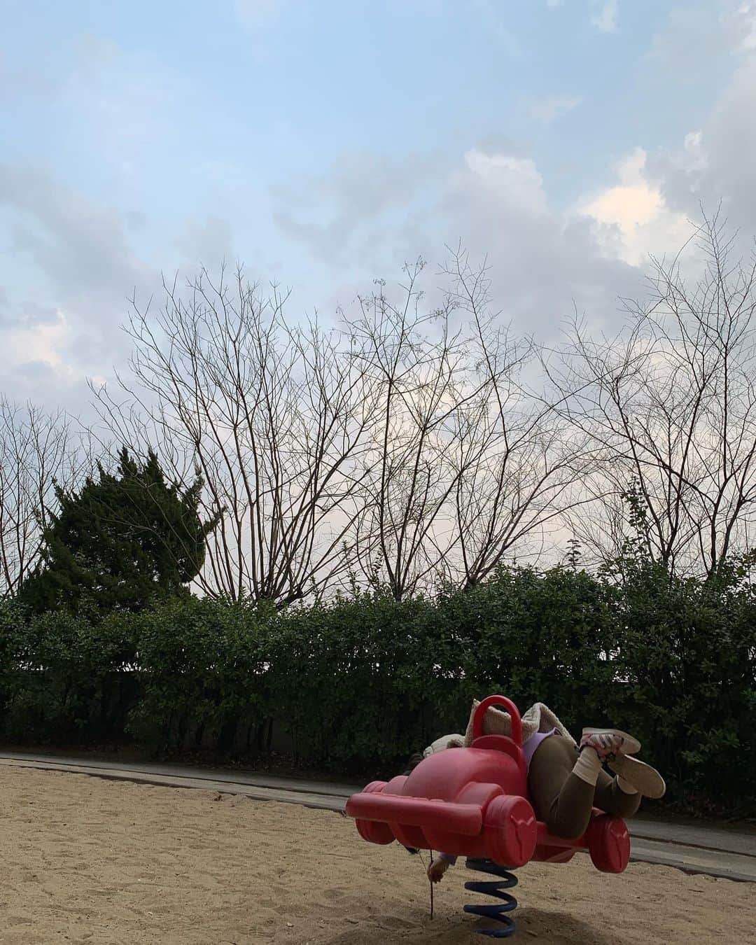 イ・ユンジのインスタグラム：「딱한 우리아이들의ㅡ#사회적거리두기  국민모두가총력을기울여 애를쓰며하루하루를보낸지가꽤되었습니다. 재난문자에 무뎌지려하는 나를깨우고,더욱잘씻고잘쓰고#손씻기#마스크하기 조금만더힘내야겠습니다.. 우리가돌아가게될#일상을위하여」