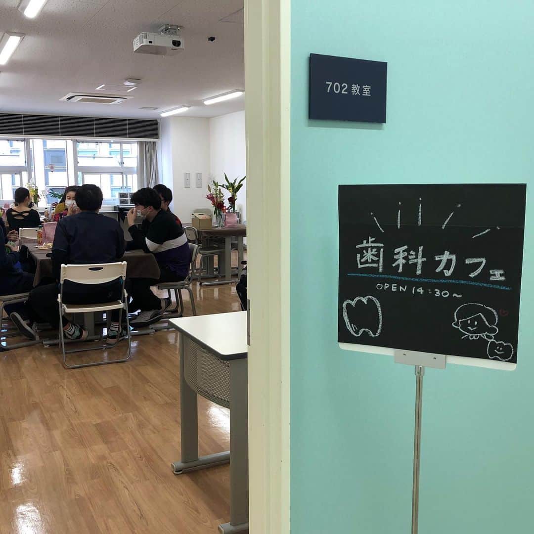新東京歯科技工士学校さんのインスタグラム写真 - (新東京歯科技工士学校Instagram)「技工士学校だけではなく、衛生士学校の在校生とも新東京での学校生活や"受験あるある"を話せる歯科カフェは大盛り上がり！ たくさんの笑顔を見ることができました！ 次回の歯科カフェは3/30(月)13:00〜開催予定です！  #新東京 #歯科技工士 #専門学校 #春休み #オープンキャンパス #在校生企画 #受験 #あるある」3月21日 20時48分 - shintokyodental