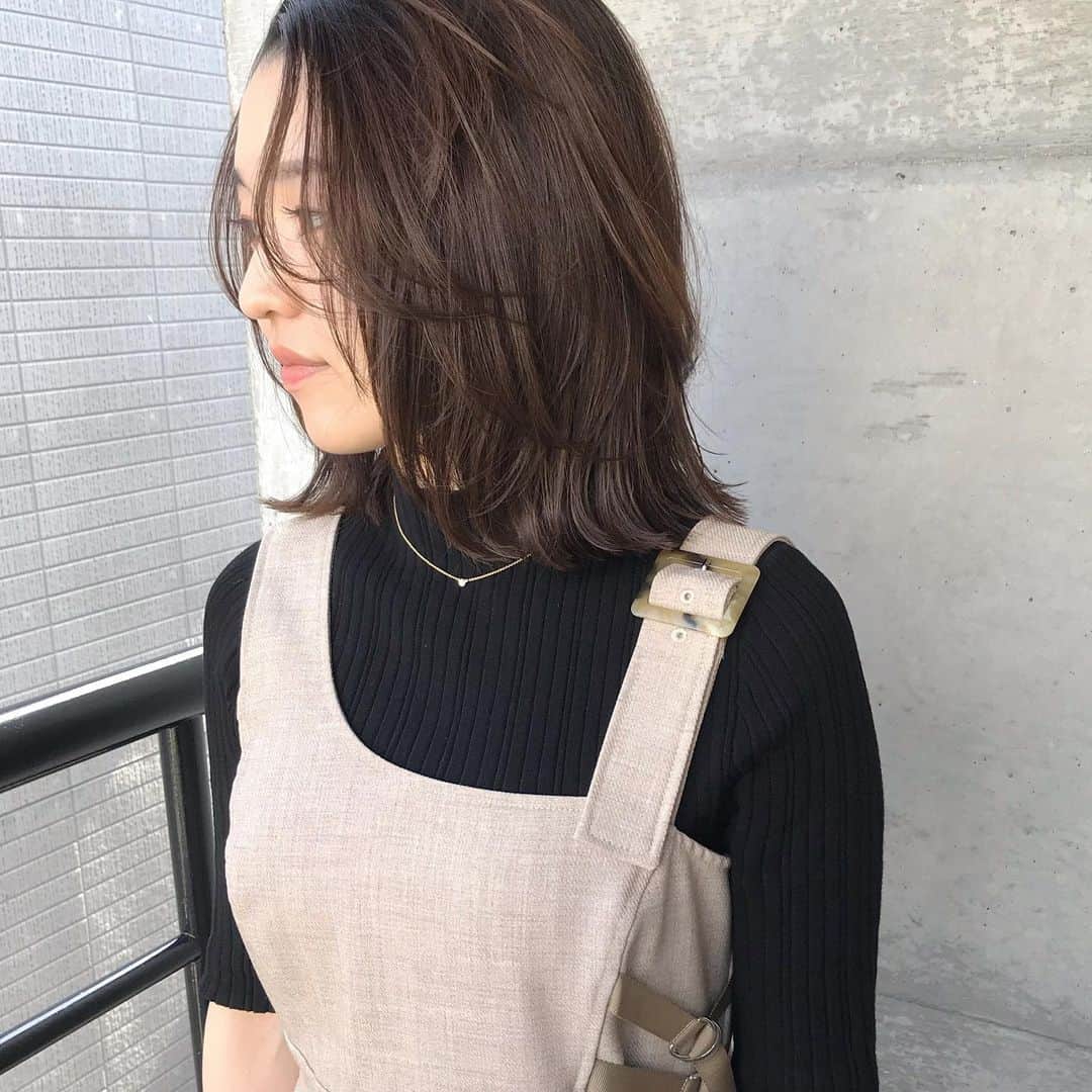 淺川美穂さんのインスタグラム写真 - (淺川美穂Instagram)「. いつもキュートなお客様♡ . 鎖骨レングスにばっさり✂︎ . 鎖骨でぱつっと切った毛先と 流れるようなデザイン前髪につながるレイヤーで重さと軽さの絶妙なバランスを作っています。 . とても素敵でした。 いつもありがとうございます。」3月21日 20時58分 - asakawa_miho_