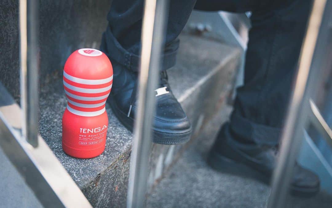 大川竜弥さんのインスタグラム写真 - (大川竜弥Instagram)「赤いTENGAには黒が合う。 #ファッション #ファッションコーデ #ファッションスナップ #tenga」3月21日 20時58分 - ryumagazine