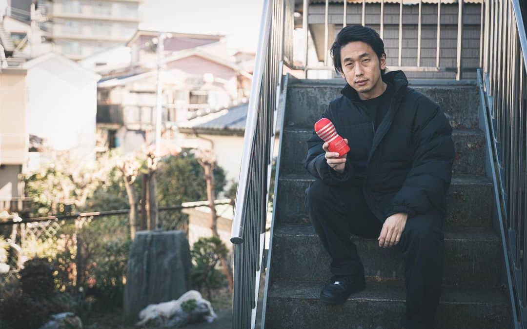 大川竜弥のインスタグラム：「赤いTENGAには黒が合う。 #ファッション #ファッションコーデ #ファッションスナップ #tenga」