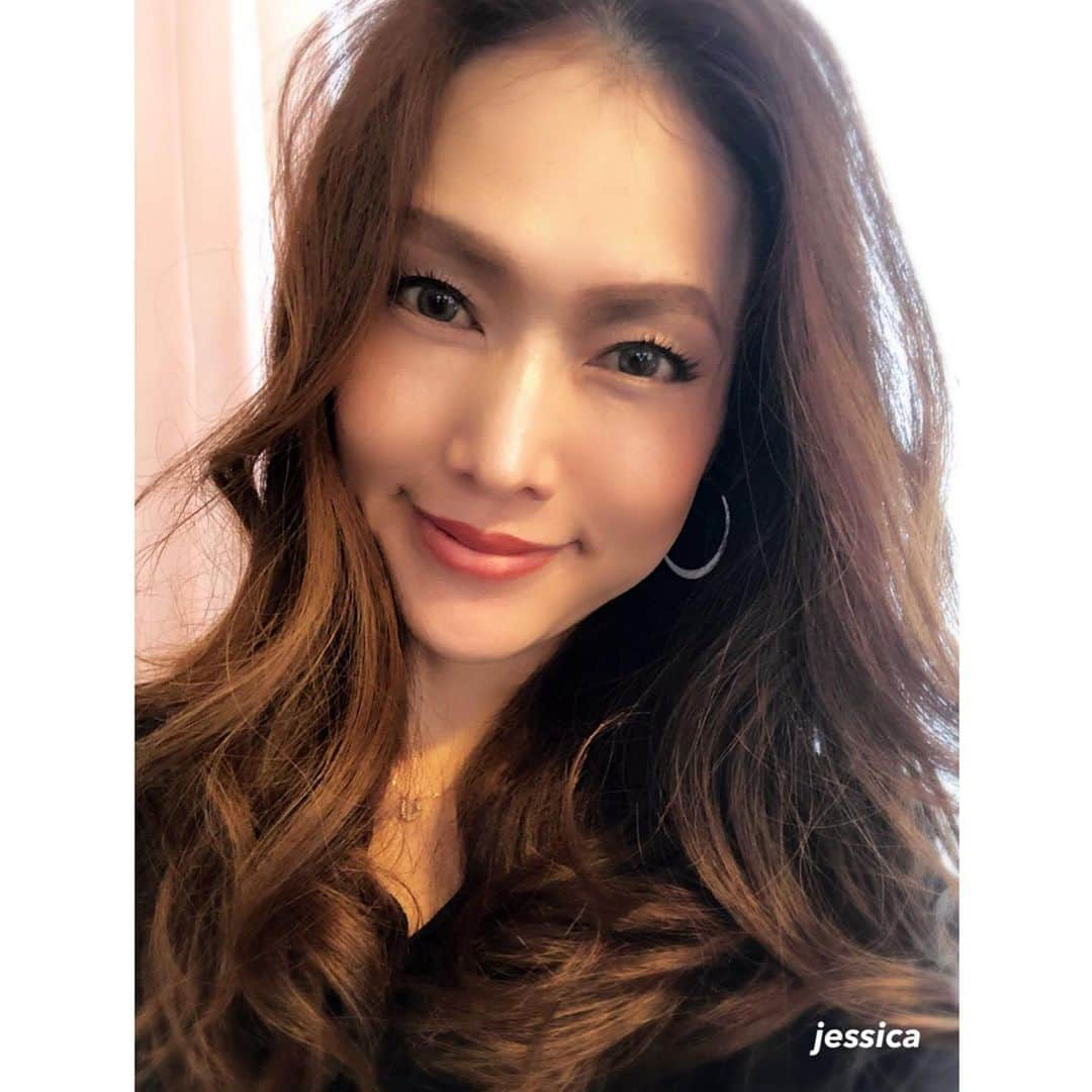 jessicaさんのインスタグラム写真 - (jessicaInstagram)「＊ ＊ ＊ #娘が髪をセットしてくれた記念 #アラフィフ#S47年式 ＊ ＊ 4月から美容師を目指し美容学校へ 進学する娘🌸 髪に触れる事が大好きで お友達から ヘアアレンジをして欲しいと頼まれる事が多く その度、嬉しそうにしておりました☺️ そんな娘が 私の髪をセットしてくれましたので 記念に1枚📸✨ ＊ ＊ #センターパーツ#ロング#ワンレングス#ゆる巻き #コテ#28㎜ ＊ Thanks always‼︎👩✨ jessica❤︎」3月21日 20時50分 - jessica.oct21