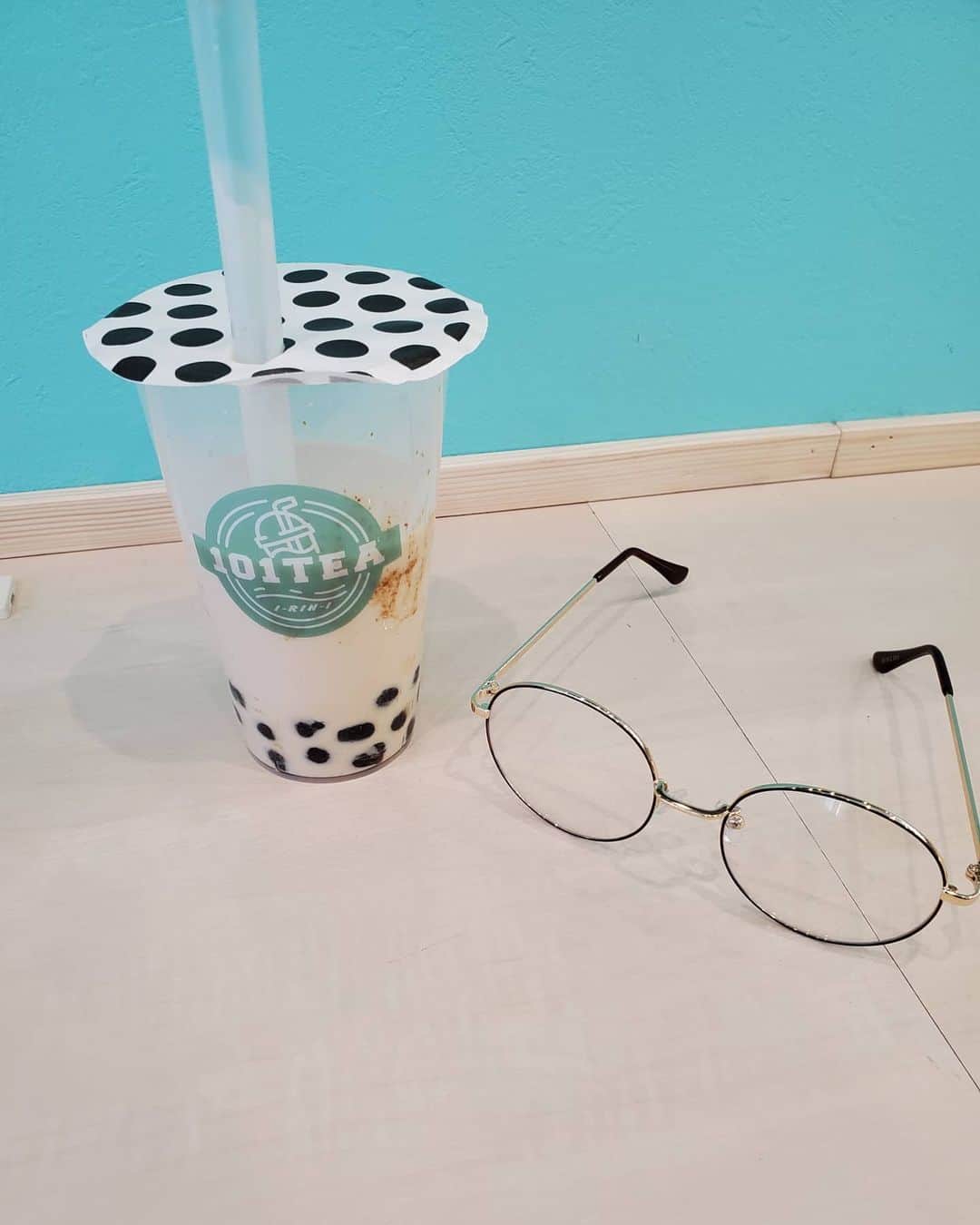 小谷津友里さんのインスタグラム写真 - (小谷津友里Instagram)「うしろのネコさま🐈と メガネが偶然の一致。😂 渋谷に新しくできた台湾タピオカ専門店 #101tea 黒糖タピオカ入りミルクラテを飲んだよ💓美味しかった！甘さ普通、氷なしにした。好みで選べるのうれしいね＼(^_^)／ . .  101の由来って台北101から来てるのかな？台湾旅行したときに行ったなぁ(´ω｀*) 台湾グルメに足つぼマッサージに夜市に九份..タピオカ飲んだら台湾にも行きたくなってきた😍 . . #タピオカ #タピオカミルクティー #タピオカグラム #渋谷カフェ #渋谷グルメ #渋谷タピオカ #タピ活 #台湾 #taiwan #台湾タピオカ #タピオカ専門店 #ねこ #ネコ #🐱 #ねこ好き #渋谷　#表参道カフェ」3月21日 20時50分 - yurikoyatsu