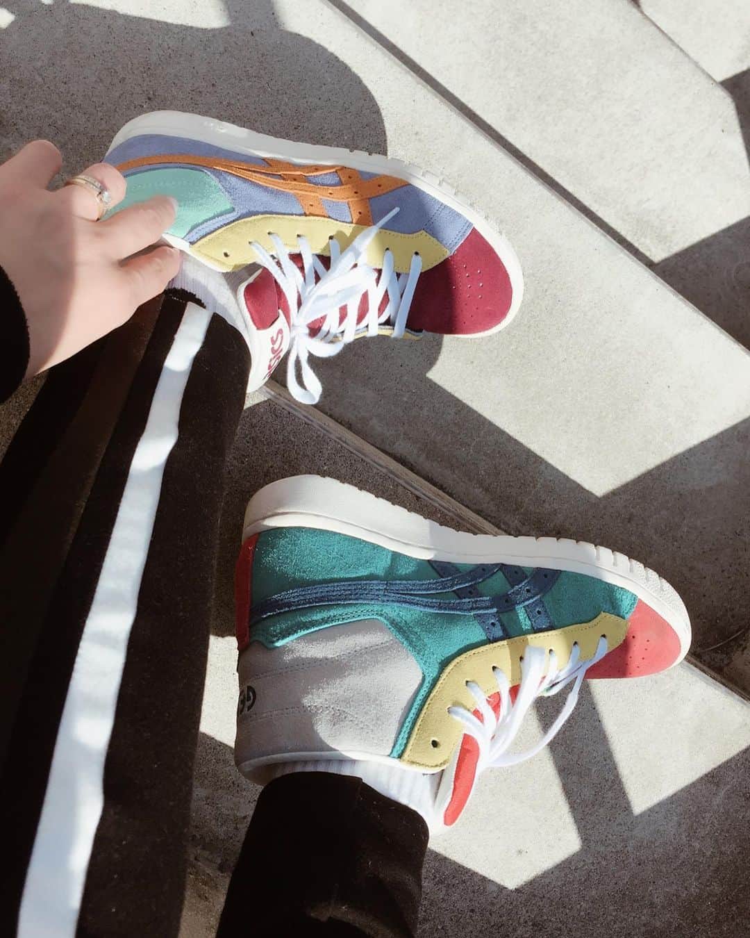 jyA-Me（ヤミー）のインスタグラム：「💙💚💛🧡❤️ 絶妙なカラーバランス✨ @atmos_pink_official × @asics_japan  #スニーカー女子 atmospink#アトモスピンク  #asicssportstyle#asicsarmos #アシックス」