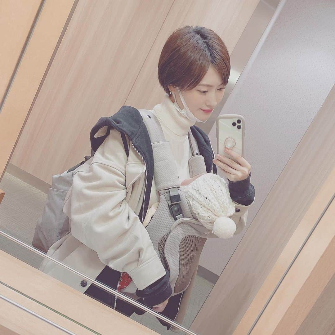 長澤愛さんのインスタグラム写真 - (長澤愛Instagram)「. . 抱っこしている娘(7.5kg)と 背中に背負ってるマザーズバッグで 合わせて10kg近くあるから、 肩がパンパンになった1日でした🤷‍♀️ . でも 抱っこ紐のときは よく娘が見上げてきて 可愛すぎるから 好きなんだなぁ🥺💓💓 . . てか、最近ヘアカラーが プリンすぎてやばい🍮𓂅 . カラーしたいぃ ハイトーンしたいぃぃ！ . . #女の子ママ #抱っこ紐 #女の子ベビー #生後6ヶ月  #ママコーデ #マザーズバッグ」3月21日 20時53分 - mnm_11.7