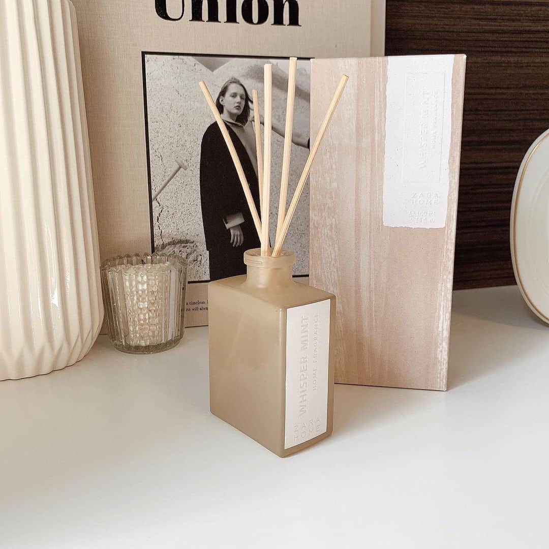 小川陽香のインスタグラム：「ㅤ ㅤ 新しいディフューザー ☄︎ @zarahome 🕊 ㅤ #zarahome #diffuser #myroom #interior #candle #union #newin #ザラホーム #ディフューザー #インテリア」