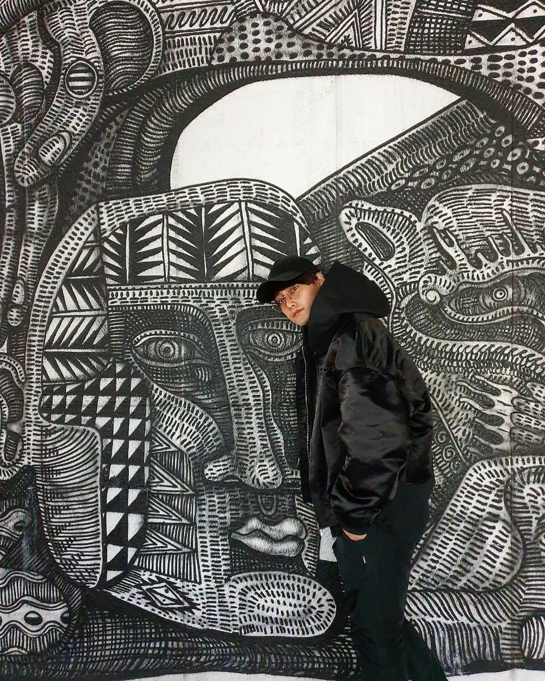 米重晃希のインスタグラム：「ㅤㅤㅤㅤㅤㅤㅤㅤㅤㅤㅤㅤㅤ 東南アジアに来たみたいな壁🦾🙄 原宿だけども 今更だけども 気にしてないだけで原宿 いろんな模様の壁があるのね🙄🙄 #tokyo #原宿 #photo」