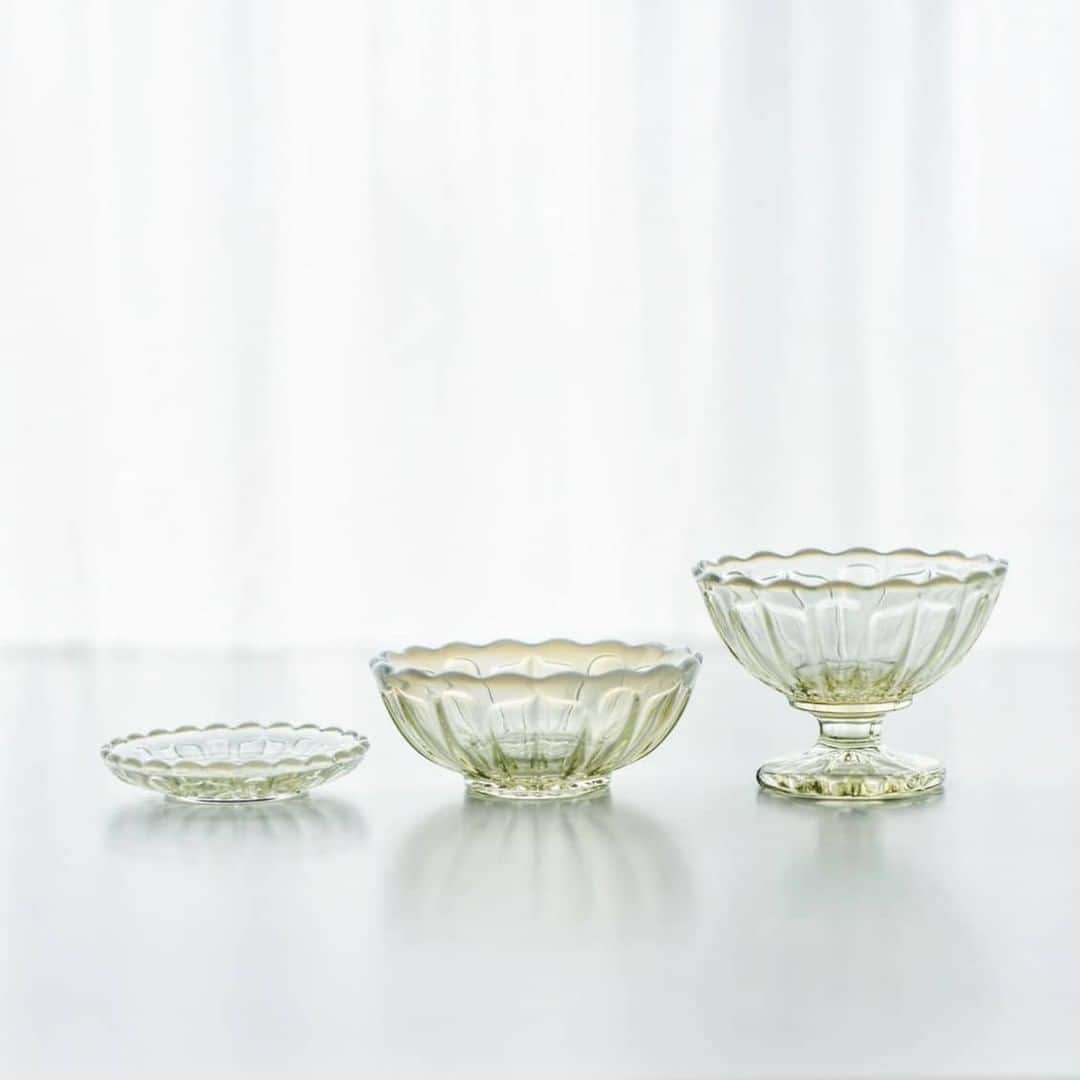 北欧、暮らしの道具店さんのインスタグラム写真 - (北欧、暮らしの道具店Instagram)「どこか懐かしいレトロなデザイン。ガラスの器が3種類そろいました！ . - - - - - - - - - - - - - - - - - - - - - - - - 1899年創業の廣田硝子は、 東京で最も歴史のあるガラスメーカーのひとつ。  古くから伝わる江戸切子や吹き硝子など、 職人の技を受け継ぎ、 現在もすべて手作業でものづくりをしています。  温かさや優しい印象を感じるのも、 そんな手仕事ならではかもしれません◎  また、サラダやおかずなど、 普段の食卓にも自然と馴染むのはもちろん、 和食器や北欧の食器ともよくあうので、 手持ちの器と合わせて使うのも楽しいですよ♪  アクセサリーや小物など 細々したものを入れれば、 インテリアとしても活躍してくれます。 . - - - - - - - - - - - - 廣田硝子 / 雪の花シリーズ . ▶︎ プロフィールのリンクからも、お値段・サイズなど詳しい情報をご覧いただけますよ。→@hokuoh_kurashi . #interior#interiors#livingroom#homewares#ガラス#器#フルーツ#ごはん#玄関#インテリア#北欧インテリア#リビング#マイホーム#シンプル#シンプルライフ#シンプルデザイン#暮らしを楽しむ#日々の暮らし#北欧#暮らし#北欧暮らしの道具店」3月21日 21時01分 - hokuoh_kurashi