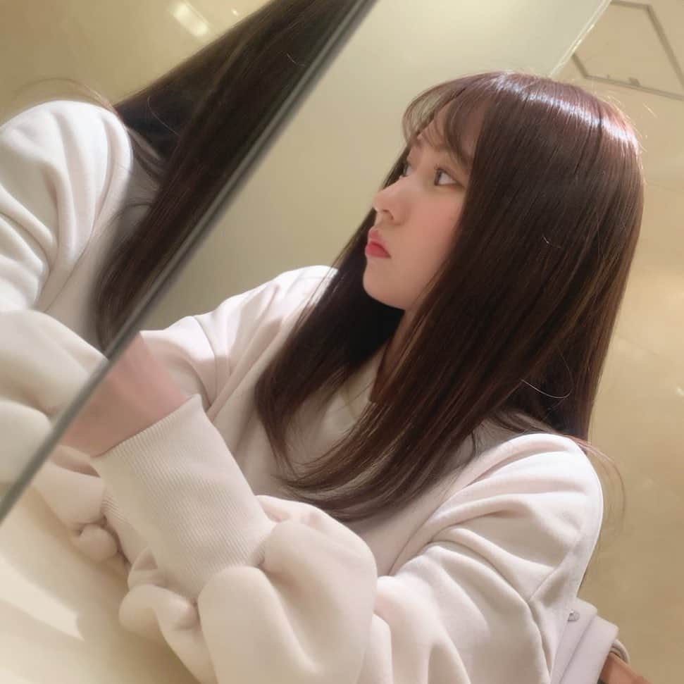 鏑木梨奈のインスタグラム：「. . 3kg太りましたのでただのデブです。 . ダイエット少しずつ無理せず ゆる〜く夏までに痩せます。 . 宣言。 . . あ〜ビール飲みた〜い。 ハイボールで我慢します。 . . 美容院帰りの写真だから髪の毛サラツヤ〜 . . 👗」