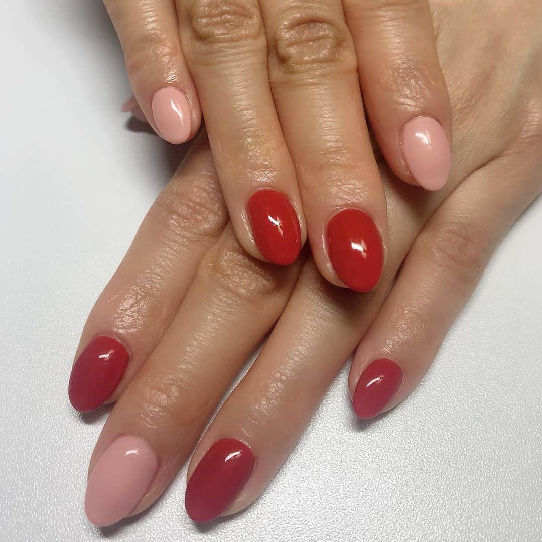 田中里依奈さんのインスタグラム写真 - (田中里依奈Instagram)「ネイル変えました💅 赤でもオレンジでも茶色でもない、絶妙な色味がお気に入り😁🌸 . #ネイル#ネイルチェンジ#ネイルデザイン #シンプルネイル #一色塗り#一色塗りネイル#春ネイル #2カラーネイル」3月21日 21時10分 - riina_tanaka