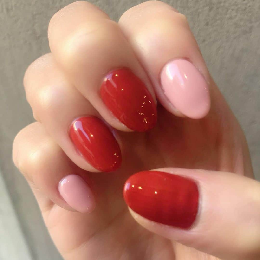 田中里依奈さんのインスタグラム写真 - (田中里依奈Instagram)「ネイル変えました💅 赤でもオレンジでも茶色でもない、絶妙な色味がお気に入り😁🌸 . #ネイル#ネイルチェンジ#ネイルデザイン #シンプルネイル #一色塗り#一色塗りネイル#春ネイル #2カラーネイル」3月21日 21時10分 - riina_tanaka