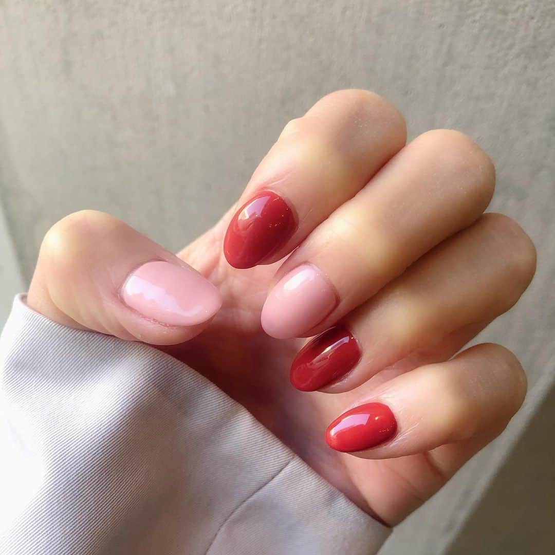 田中里依奈さんのインスタグラム写真 - (田中里依奈Instagram)「ネイル変えました💅 赤でもオレンジでも茶色でもない、絶妙な色味がお気に入り😁🌸 . #ネイル#ネイルチェンジ#ネイルデザイン #シンプルネイル #一色塗り#一色塗りネイル#春ネイル #2カラーネイル」3月21日 21時10分 - riina_tanaka