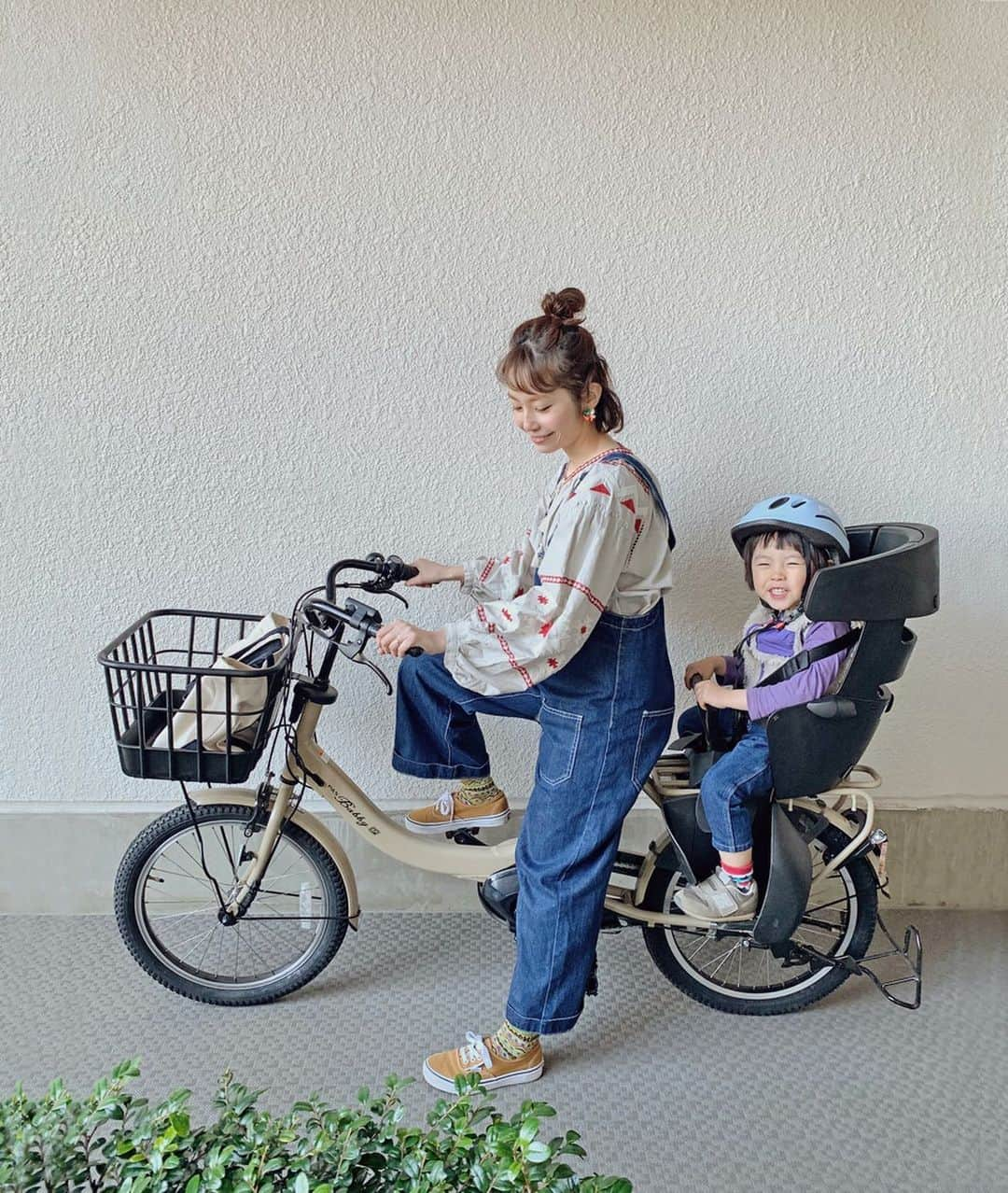 むらたさきさんのインスタグラム写真 - (むらたさきInstagram)「🚲🚲 ． 先月から試乗して 活動させていただいているヤマハPASアンバサダー🚲☺️✨ ． 前回UPしたときに PAS Babby un SPをご愛用の方がたくさんいらっしゃって、 耳より情報を発信するつもりが なるほど〜🥰💡と逆に教えていただくことがいくつもありました🥺✨ ． ありがとうございました🙏😋♡ ． ． ． 今回は、体感した使いやすさ＆装備について📝 ． ⚫︎バッテリーメモリー画面（液晶画面） 時計がついているので、 上着に隠れた腕時計をめくって見たり、 信号待ちでスマホを取り出して…などしなくても常に時刻を気にかけられる⌚️✨ (これがかなり便利！) ． ⚫︎リヤチャイルドシート ①ヘルメットにも使用されとる衝撃吸収材が頭部の周りを270度も🥺！ しっかり包み込んでくれていて安全🙏♡ (成長に合わせてヘッドレストの高さも調整可能👬) ②シートベルトを止めるバックルが自立式になっているので、子どもの下敷きになって探す…🔍なんて手間がなかった👍💯 (シートベルトは自動巻取り式♻️) ③フットレスト＆カバーが子どもの足を守ってくれる🐾 ． 中でも1番驚いたのは、 ④チャイルドシートが折りたためる😳！🙏🥺 ． ⚫︎スタンド 幅広設計なので、 テコの原理で重たい電動自転車のスタンド掛けに力を振り絞らなくて済む👍🙆‍♀️ (先人の知恵は偉大じゃ🌿🥺) ． ⚫︎ハンドル スタンドと連動して半固定されるので、 グラつきなどがなく子どもの乗せ降ろしが安心して行えた👌👦✨ ． ⚫︎カゴ ①大容量の前カゴ🥺🛍 (カゴに乗らないから…と、買い物袋を腕や色々にかけて帰るのはかなり過酷💪😂💦) ②カゴの底がフラットで荷物や小物が落ちないようになっている🍬 ． ． ． ． いつも時間に追われたり、移動にくたびれて その後の余力まで残せない日々だけれど、 ． 細かな装備が子どもにもママにも優しくて、 電動自転車によって 育児を何倍も楽しく感じられるような心の余裕も生まれる🙏 と思いました🥺🥰🚲 ． ． また耳より情報を見つけて、 レポートさせていただきますね✍️🐰✨ ． ． ． ． ．． ． ． ． ． #3歳  #子育て #親子  #電動自転車 #ヤマハパス  #電動アシスト自転車  #電動アシスト自転車デビュー  #ヤマハ #バビーアン #子供乗せ自転車 #がんばらなくていい自転車  #yamahapas#pr#babbyun  #YAMAHA #PASママ #ヤマハPAS @yamaha.pas_official」3月21日 21時12分 - muratasaki