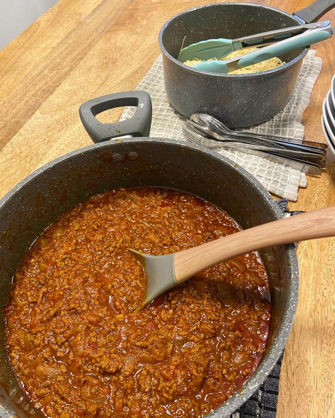 荒尾茉紀のインスタグラム：「今日も皆んなで夕飯😊ボロネーゼスパゲッティ食べた後にお寿司のお土産まで💕食べるものには困らない家です😂  #sydney #留学 #flatmates #お互いの健康状態を確認し合う日々#thankyou」