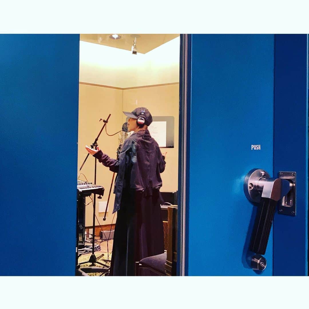 小柳ゆきのインスタグラム：「【出演情報】 . 本日、3月21日(土)23:10～24:10 テレビ朝日「激レアさんを連れてきた。」 ぜひチェックしてみてください😃 . そして、 3月25日(水)19:00〜22:54 日本テレビ「日テレ系音楽の祭典 Premium Music 2020」 . に出演致します。 こちらも是非チェックしてくださいね😊 . by STAFF」