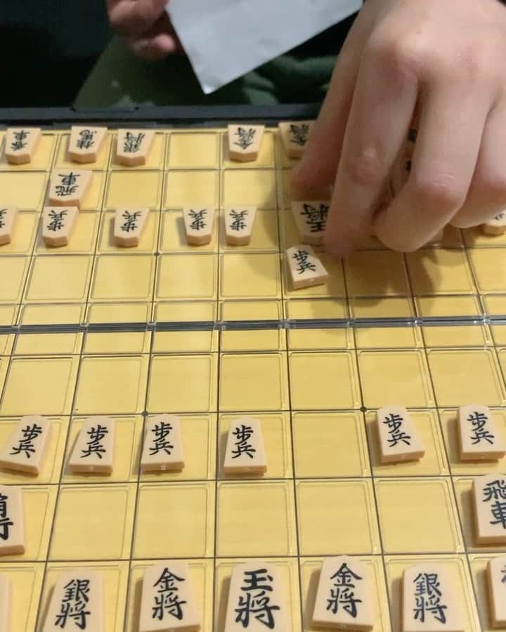 こーいちのインスタグラム：「息子にガチで勝負申し込まれたけど桂馬の動きが尋常じゃないのでお前の負け。」