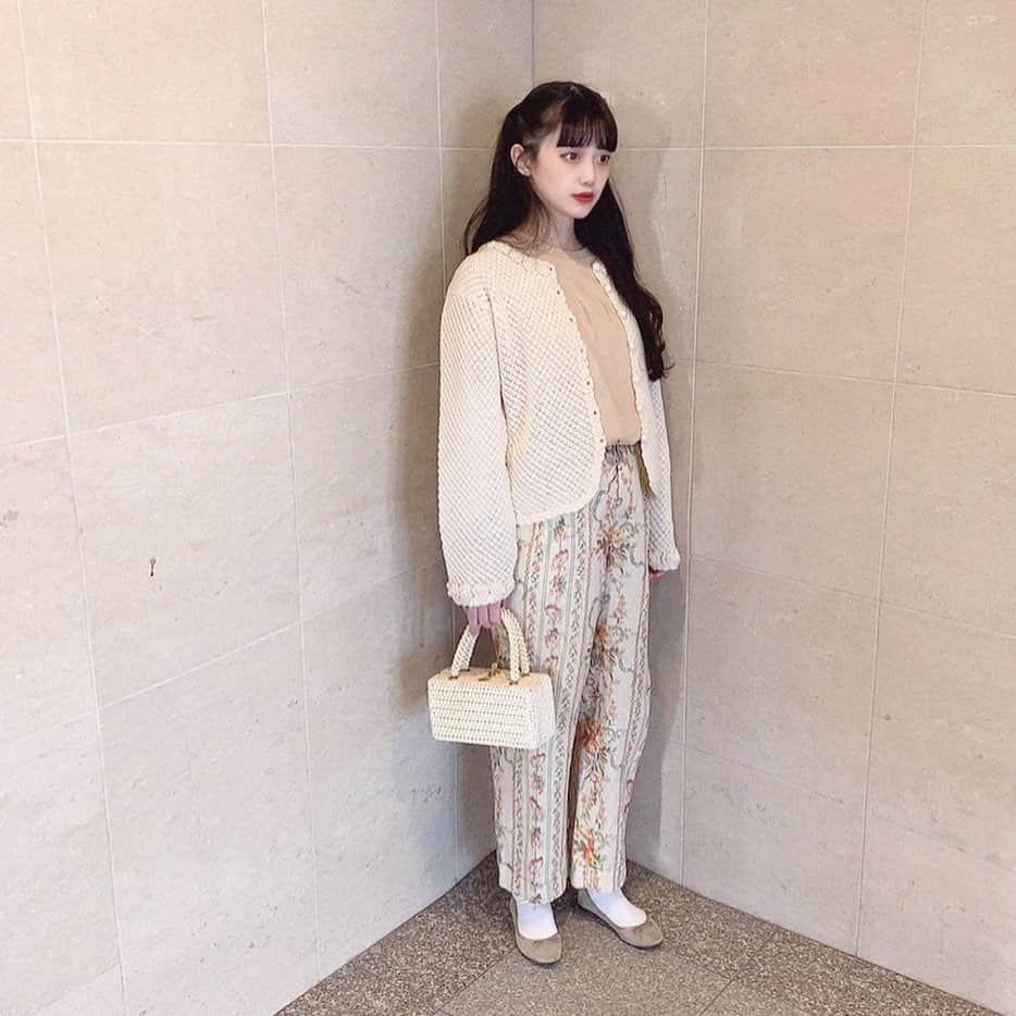 酒元麻衣（まいへー）のインスタグラム：「カジュアルな日🕊 だいぶ前にcharollvintageで買ったラルフローレンのパンツをやっと♡髪はハーフアップにしてみました♡ . . 今日から7カ月に突入。。👶🏻 早いなあ。。🐈 . . t-shirt ELLE×GU cardigan 古着 bag&pants charollvintage  shoes GU」