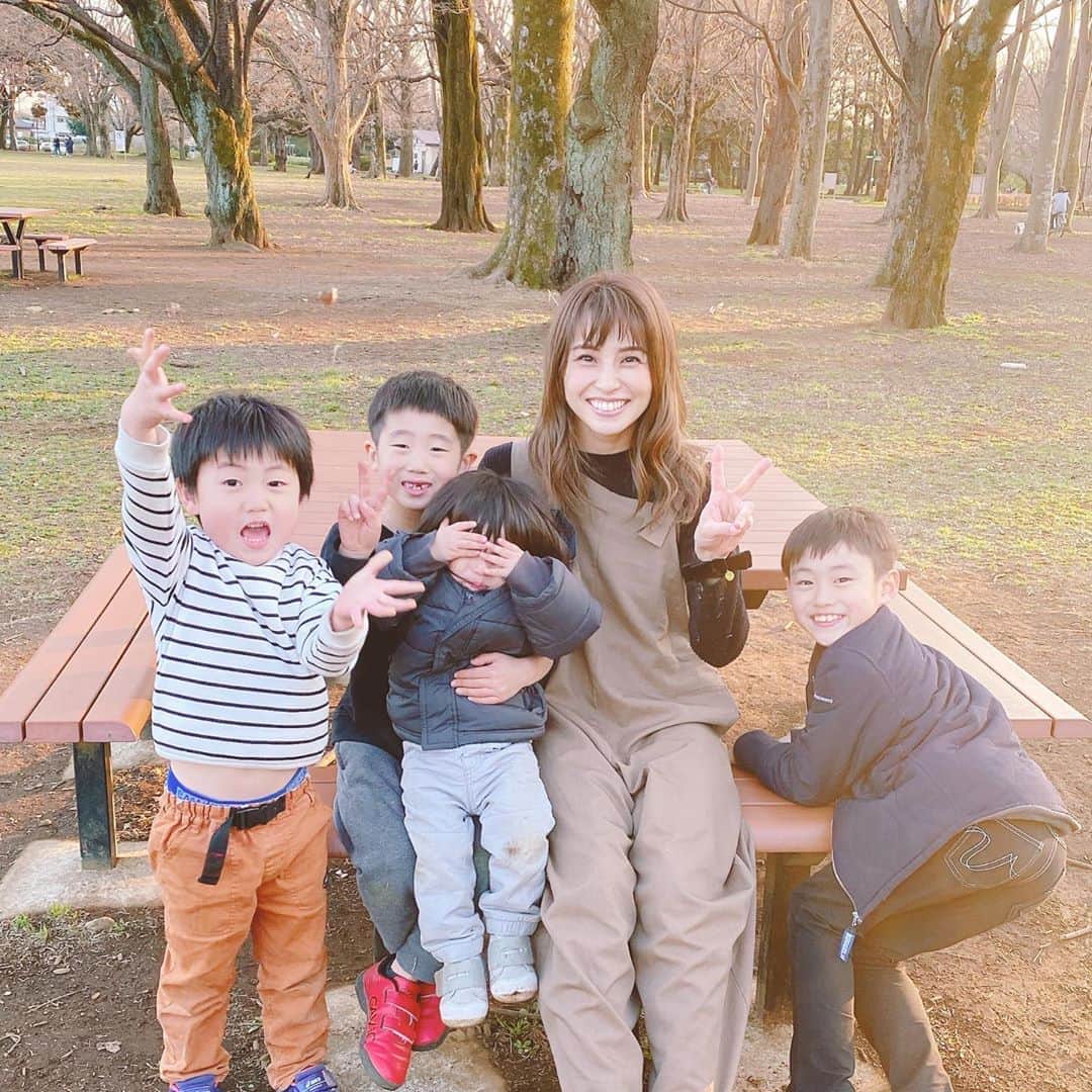 原口恵美さんのインスタグラム写真 - (原口恵美Instagram)「﻿ ﻿ ﻿ たまには私も子供たちと撮ってもらった😆♡﻿ ﻿ いつもお母さんはカメラマンだから📷✨﻿ ﻿ ﻿ ﻿ たまにはね、眉間のシワ無しで笑顔😊﻿ ﻿ いつも笑顔でありたい🧡﻿ ﻿ こんな状況だからこそ、家族と向き合う時間が﻿ たくさん出来てそれはそれで良い♡﻿ ﻿ @pichi__official さんのサロペット♡お気に入り😎﻿ やっぱりサロペット好き♡♡♡﻿ お洒落な写真は撮れません😂♡﻿ ﻿ ﻿ #家族 #四兄弟 #男子 #何もいらない #ただ走り回る #明日も公園かな #体力消耗 ＃一日一笑﻿」3月21日 21時32分 - megu_hara.comerin