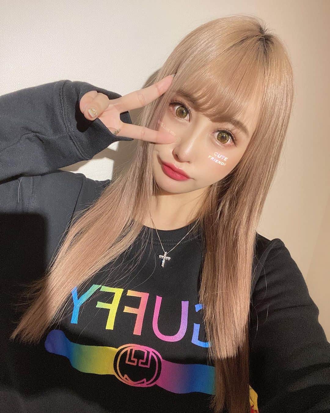 SHIHOさんのインスタグラム写真 - (SHIHOInstagram)「. . ストレートの日🐣❤️❤️❤️ . あ。そういえば少し前に前髪切ったの✂️ . . @guffy_official_shop の トレーナーかわいいでしょ😍 . .」3月21日 21時26分 - cham_pipi