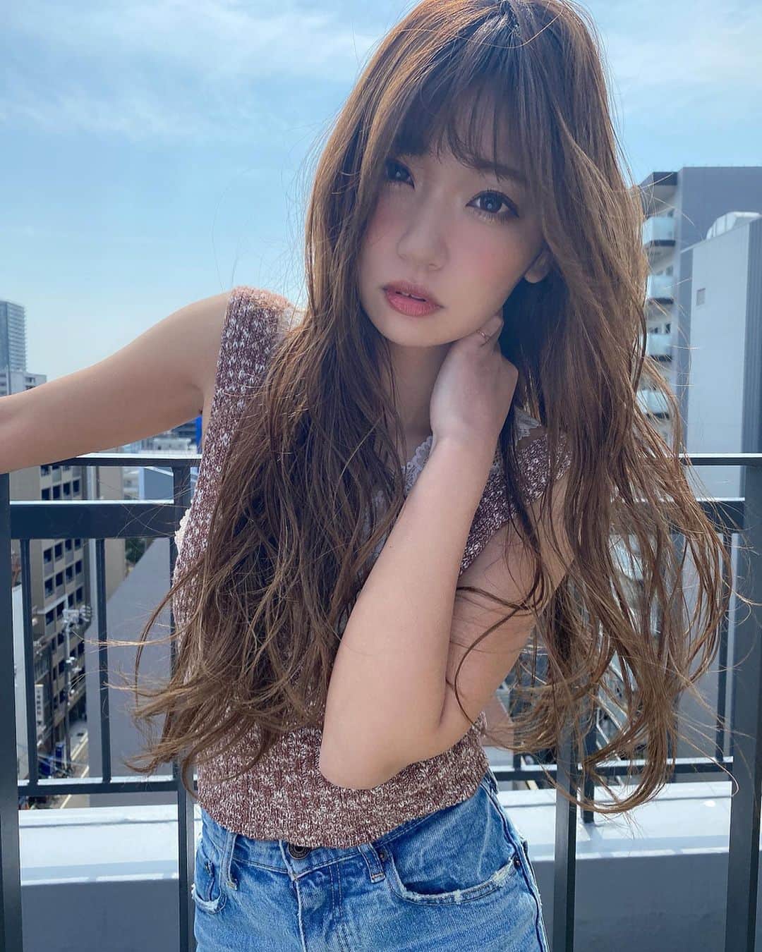 いっちゃん/嶋津 いつみのインスタグラム：「. . こういうデータいただくと やっぱりロングヘアってかわいいな💓 って思って切れなくなっちゃう🤭💨💨💨w . . . . ちなみにこの長さになるまで どれぐらいかかりましたか？って 質問されたんやけど さかのぼってみたら4年前に長かった髪を ボブにしてました😀☝🏻 . . . . そこから伸びて伸びて 今です⭐️w . . . . ボブからミディアムになるまでは 長かったけど あとは気が付いたら伸びてたな🤔 . . . . . ドライヤーはとんでもなく めんどくさいです👻 . . . #関西  #関西サロモ  #サロンモデル #サロモ #いっちゃん  #フリーモデル #関西モデル  #あざといっちゃん #かわいっちゃん #いっちゃんコーデ #ブライダルモデル #アレンジモデル #ヘアカラー  #ヘアアレンジ  #ロングヘア #スーパーロング」