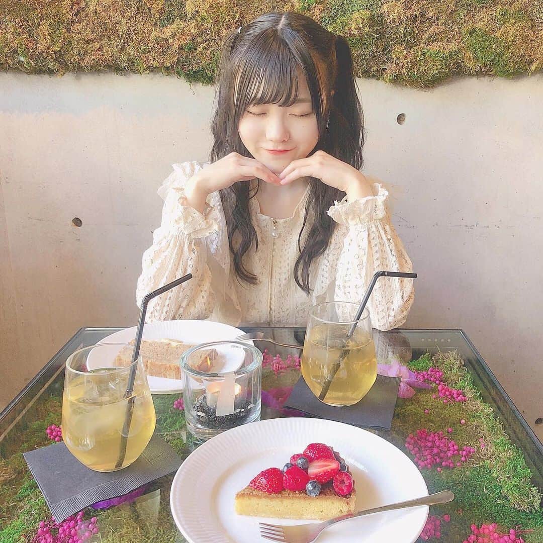 樋口なづなさんのインスタグラム写真 - (樋口なづなInstagram)「🕊 表参道にある Nicolai Bergmann NOMU ！ . テーブルが お花畑みたいになってて インスタ映え〜〜🌷 . . ちりたんとケーキ半分こずつして食べたよ！ その前にラーメンも食べてるけど、 たまにはアリって事にしとく〜〜〜🍜笑 . . . #nicolaibergmann #ニコライバーグマン #ニコライバーグマンカフェ #nicolaibergmannnomu #表参道カフェ #表参道グルメ #カフェ巡り」3月21日 21時28分 - nazuna_higuchi