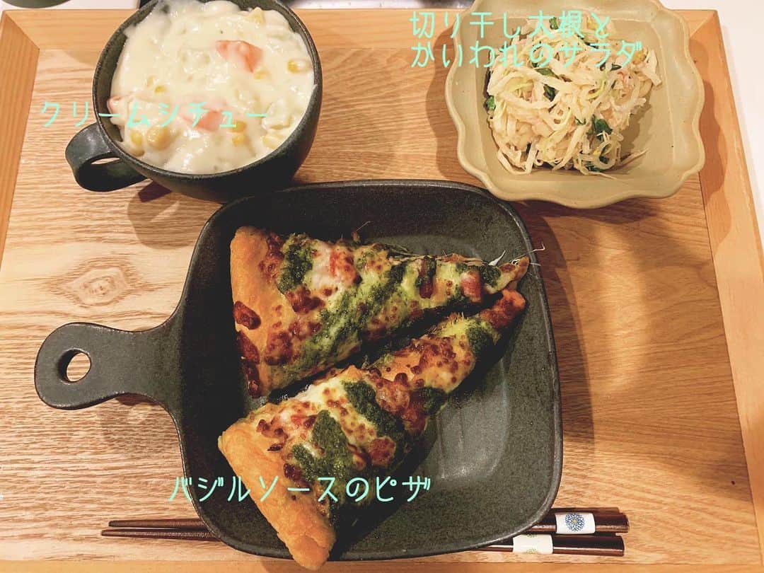 奥山レイカのインスタグラム：「残りものと冷凍と。 #おうちごはん #料理 #うちごはん記録 #野菜たっぷり #クリームシチュー #牛乳消費レシピ #おうちごはん部 #夜ごはん #うつわ好き #よしざわ窯 #うつわのある暮らし」