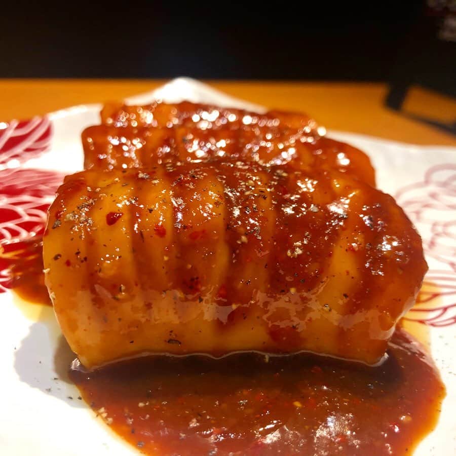 東京肉レポートさんのインスタグラム写真 - (東京肉レポートInstagram)「昨年オープンしたばかりの「ホンマ」もヤスウマでまた行きたくなるお店でした！看板メニューの極ホルモンはオススメ！シマチョウを開かずそのままいただきます！炭火でじっくり焼くとこれまた美味しい！  価格帯：5,000円〜8,000円 オススメメニュー：ハツ刺し、極ホルモン  Always it’s exciting to find the killer menu at the restaurant ! Tare marinated large intestine is must-eat at “Honma” !  #ホンマ #赤坂 #赤坂グルメ #肉割烹 #焼肉 #ステーキ #ユッケ #すき焼き #肉 #和牛 #牛 #グルメ #東京肉レポート #肉レポ #honma #akasaka #hamburger #yakiniku #wagyu #beef #steak #instafood #food #foodie #barbecue #bbq #tokyo #tokyo_wagyu_report」3月21日 21時34分 - tokyo_wagyu_report