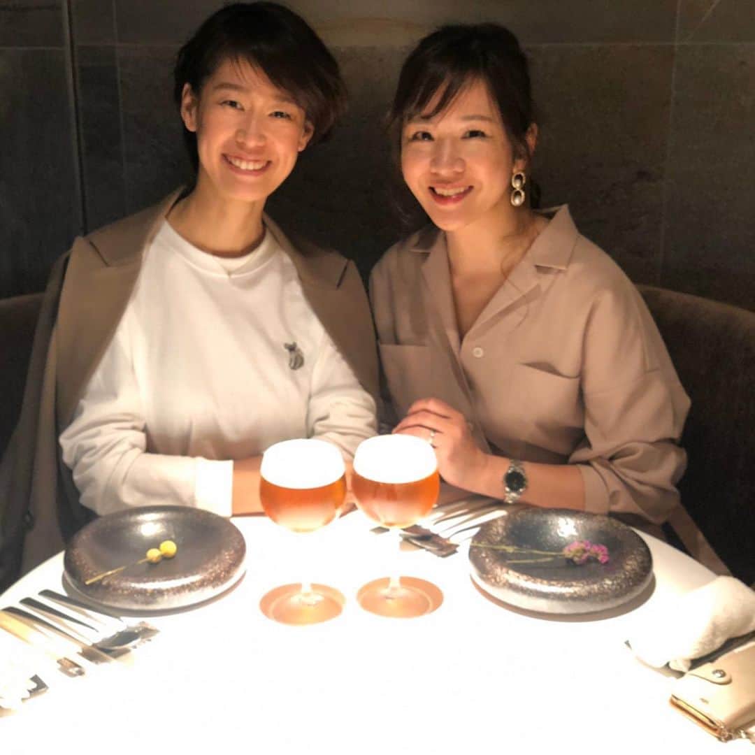 福吉 彩子さんのインスタグラム写真 - (福吉 彩子Instagram)「働くかあさんのお出かけコーデ @kanako.happy と一緒に、気になっていた @textura_yurakuchyo に 中華とスペインが交互に味わえる口福のとき、、大好きなかなこさんのバースデーが祝うにふさわしい美味しくておシャレスポットでした！ なんてったって、昼なのに　#東京カレンダー　風なんだもの〜 春めいたこの日は　@elura_official のシャツワンピース　ゆるっとシルエットがかわいくて、体型カバーもできるから、たくさん食べても平気😋  onepiece #elura shoes #rockport  bag #loewe  #ワーママ #ワーママコーデ #働くかあさん  #プチプラコーデ #プリプラコーデ #Domani #ドマーニ #雑誌ドマーニ #Domanist  #domanimagazine」3月21日 21時35分 - fuku44aya