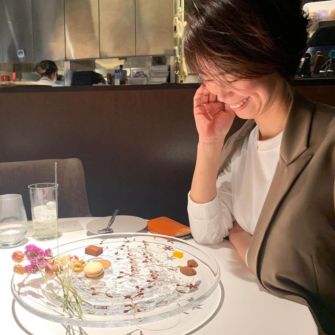 福吉 彩子さんのインスタグラム写真 - (福吉 彩子Instagram)「働くかあさんのお出かけコーデ @kanako.happy と一緒に、気になっていた @textura_yurakuchyo に 中華とスペインが交互に味わえる口福のとき、、大好きなかなこさんのバースデーが祝うにふさわしい美味しくておシャレスポットでした！ なんてったって、昼なのに　#東京カレンダー　風なんだもの〜 春めいたこの日は　@elura_official のシャツワンピース　ゆるっとシルエットがかわいくて、体型カバーもできるから、たくさん食べても平気😋  onepiece #elura shoes #rockport  bag #loewe  #ワーママ #ワーママコーデ #働くかあさん  #プチプラコーデ #プリプラコーデ #Domani #ドマーニ #雑誌ドマーニ #Domanist  #domanimagazine」3月21日 21時35分 - fuku44aya