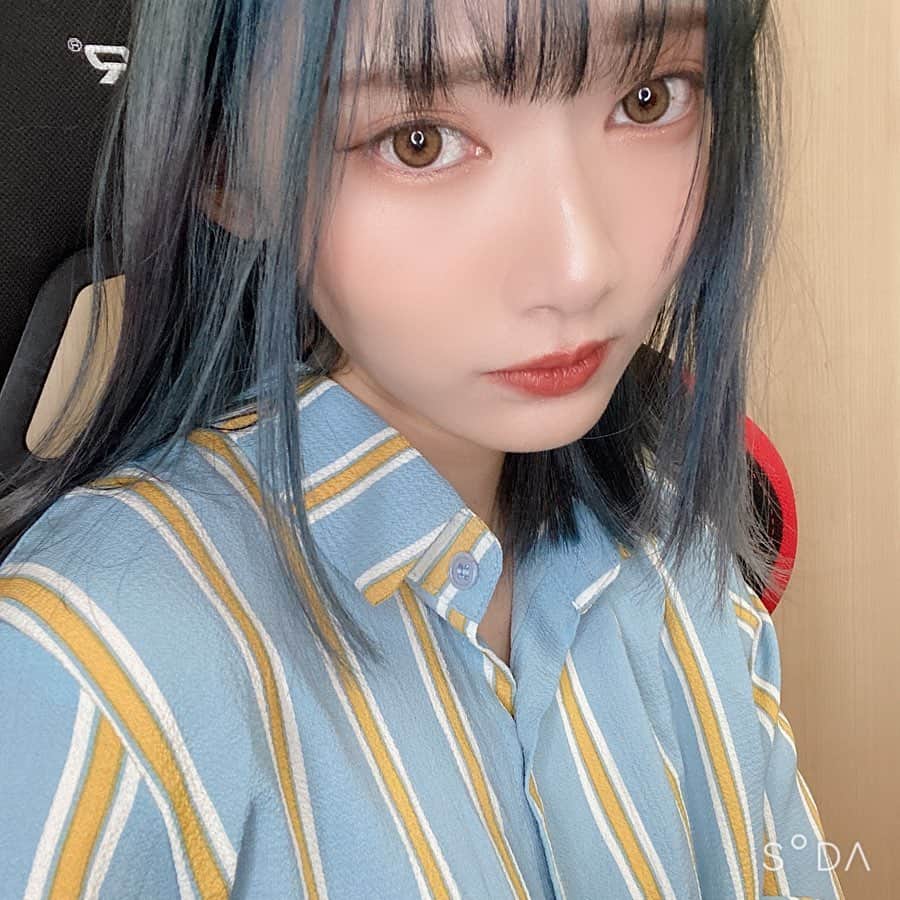 ゆりのインスタグラム：「髪がいい感じに色落ちしてきました...。 コテの熱のせいか、毛先だけグレーっぽい感じになってちょっとグラデーションっぽい。 このまま色落ちさせるか、また暗めに入れてもらうか迷ってます😰春だから明るめのほうがいいのかな... 最近春っぽい新作コスメとかも出てきて暖かくなってきて、やっと春が来たー！って自覚できるね！暖かいほうが断然好き。服装もメイクも写真の雰囲気も春っぽくしていきたい🥺写真の雰囲気はこれがいい感じ！ 1枚目→Apricot 2枚目→Plum 3枚目→Film  みんなもオススメあったら教えてほしー！ ・ ・ ・ ・ ・ #soda #そだこ #春メイク」