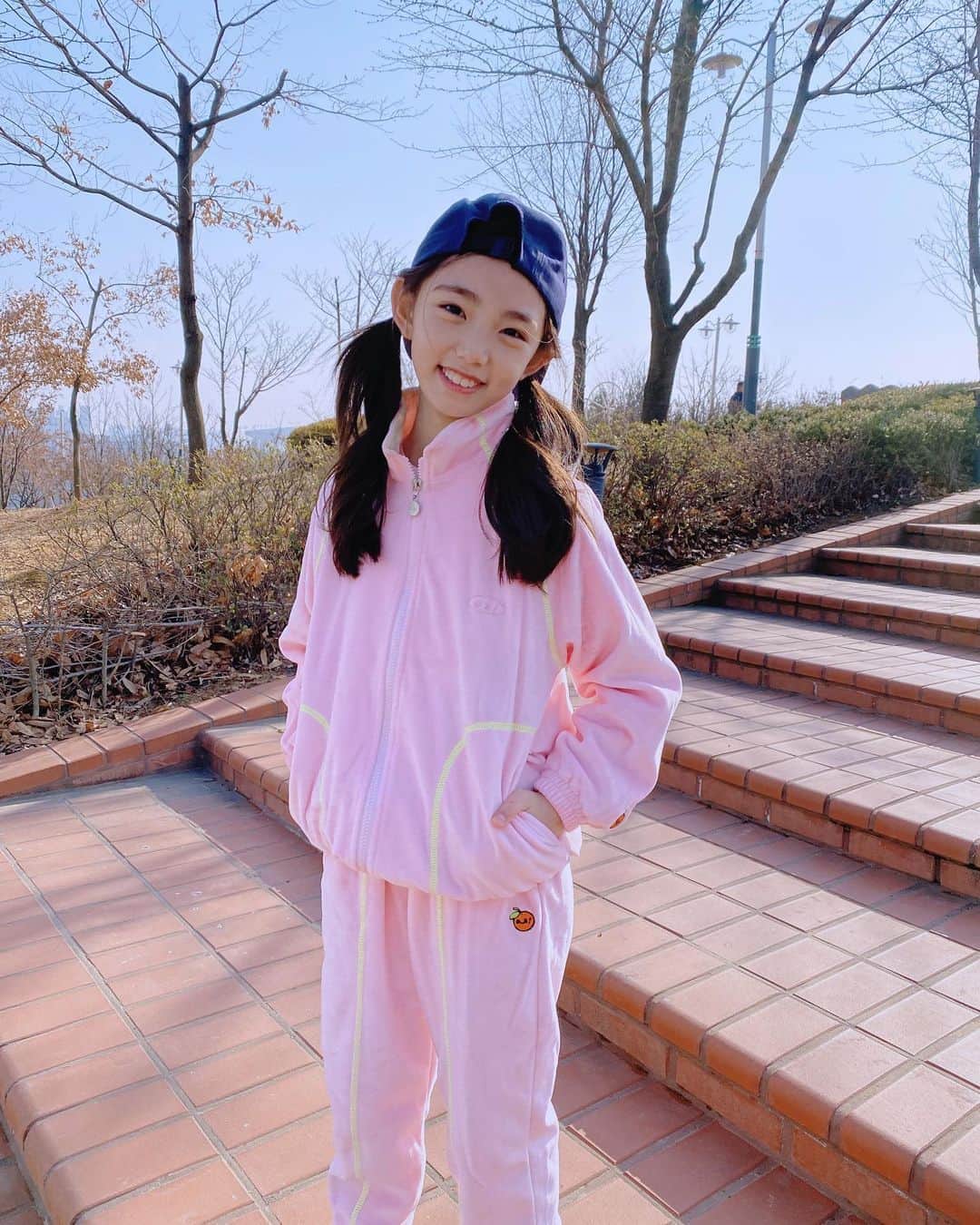 ウンチェのインスタグラム：「. 즐거운 주말 보내세용💓 - - - - #키즈모델 #아역배우 #이은채 #kidsmodel #daily #토요일 #주말 #일상 #ootd #오렌지히로」