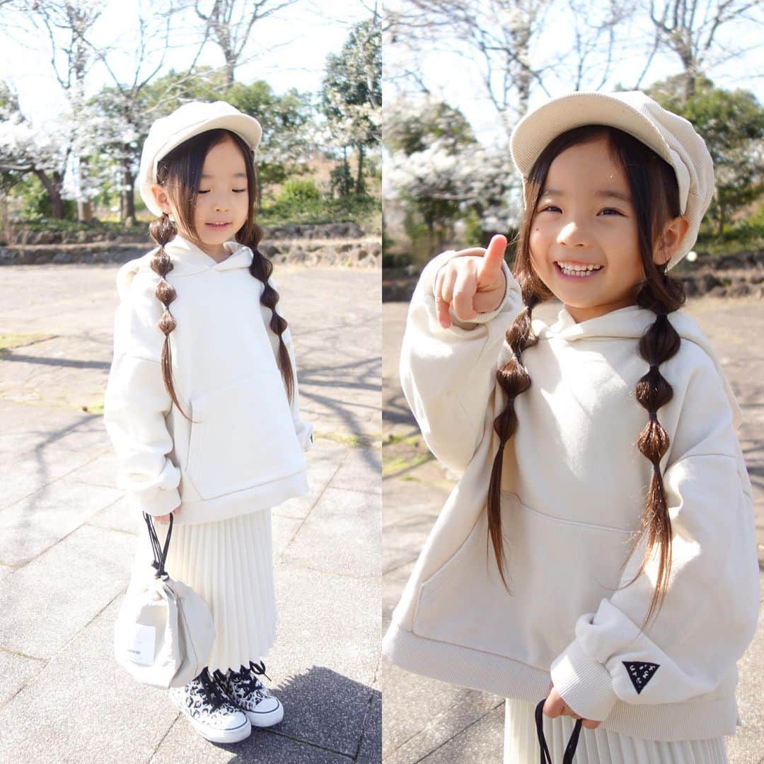 Saraさんのインスタグラム写真 - (SaraInstagram)「. coordinate♡ . ホワイトのワントーンコーデ🤍 . お花見がてらにお散歩🍡 . こんな時期で なかなかお出かけはできないので もっぱらお散歩🐾 . 淡い色の服を着ると 気持ちが明るくなるね☺️ . #ootd #kids #kids_japan #kids_japan_ootd #kjp_ootd #kidsfahion #kidscode #kidsootd #kidswear #キッズコーデ #キッズファッション #インスタキッズ #ワントーンコーデ #オールホワイトコーデ #ペールトーンコーデ #zarakids #ciaopanictypy #coen #lowrysfarm #converse」3月21日 21時42分 - sarasara718