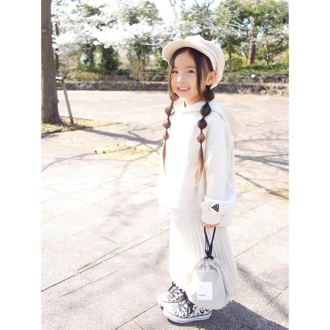 Saraさんのインスタグラム写真 - (SaraInstagram)「. coordinate♡ . ホワイトのワントーンコーデ🤍 . お花見がてらにお散歩🍡 . こんな時期で なかなかお出かけはできないので もっぱらお散歩🐾 . 淡い色の服を着ると 気持ちが明るくなるね☺️ . #ootd #kids #kids_japan #kids_japan_ootd #kjp_ootd #kidsfahion #kidscode #kidsootd #kidswear #キッズコーデ #キッズファッション #インスタキッズ #ワントーンコーデ #オールホワイトコーデ #ペールトーンコーデ #zarakids #ciaopanictypy #coen #lowrysfarm #converse」3月21日 21時42分 - sarasara718
