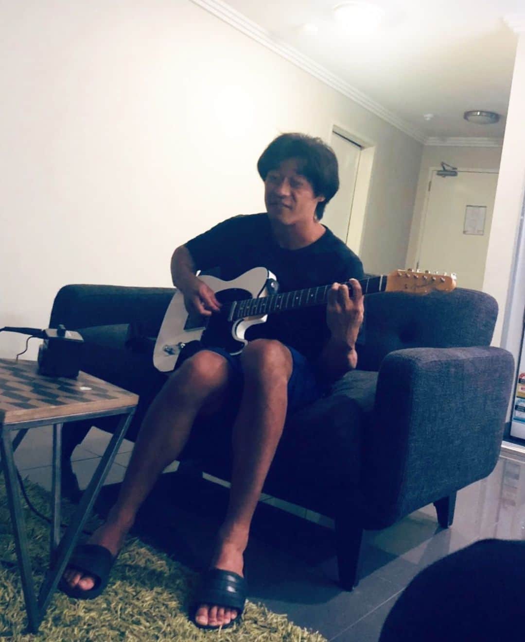 羽根田卓也さんのインスタグラム写真 - (羽根田卓也Instagram)「ギターは顔で弾けと書いてあった」3月21日 21時45分 - takuya_haneda