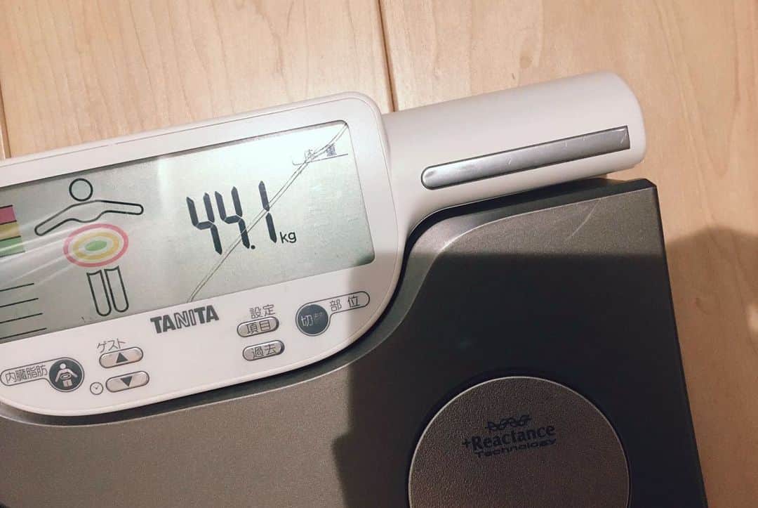 権田裕美さんのインスタグラム写真 - (権田裕美Instagram)「. . 家の中にいてもできること！ 「筋トレ」日本に帰ってきてからも続けています♪ 久々にくわしく見える体重計に乗れたので 公開してみます✨ . 身長は160㎝、 44〜45kgをここ1年間でキープしています♪ グルテンフリーについてもまた書きますね⭐︎ また何か質問ありましたらコメント欄に…✨ お返事していきたいと思います♪ . . . . . . . . . . . . . . . . .  #ヨガインストラクター#筋トレ動画#japanese#筋トレ女子#筋トレダイエット#ジムウェア#ヨガウェア#ジムトレーニング#筋トレ食#筋トレ女子と繋がりたい#腹筋割りたい#薬膳コーディネーター#ランニング女子#低カロリー高タンパク質#筋トレ動画#ダイエット方法#デニムコーデ#白tコーデ #デートコーデ#メンズ受け#ザラジョ#ootd#outfit#田中みな実#川口春奈 顔に憧れる」3月21日 21時45分 - yumigonda