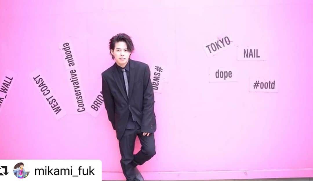 福岡ベルエポック美容専門学校のインスタグラム：「#Repost @mikami_fuk with @make_repost ・・・ 福岡ベルエポック美容専門学校を卒業しました🌸  最高の学生生活でした。  友達や先生方に恵まれ、東京でも友達に恵まれて、色んな価値観を感じることができました。  入学当初youtubeの登録者数は100人くらいだったけど今では色んな人が見てくれるようになって、数字という目に見える形で成長を感じれた。  ほんとにあの時youtube始めてて良かったなって思います。 最初は高校の同級生とかにめちゃくちゃ馬鹿にされたり、もう始めても遅いとか色んなこと言われた。  2年が経って、今ではyoutubeは必須のプラットホームになってて、さらに盛り上がってて、自分を信じて貫いてきてよかったなって。  まだまだ這い上がるよ。  次のステージ、『美容師』になるなかで、止まってる暇なんてない。  20代で自分の店持って、経営者になって、自分のやりたいビジョンを実現させる。 そのために逆算して、今自分が何に集中するのか、どこに向かえばいいのか。 必ず実現させる。  近い目標は2年以内にデビュー  また馬鹿にされるかもしれない、でも自分には結果を残した自信と経験がある。  見守っててください🙇‍♂️ そして出会ってくれたみんなありがとう😝 みかみ。　卒業おめでとう  #卒業　#美容学生 #美容師　 #目標  #ベルエポック #福岡ベルエポック美容専門学校 #美容専門学校ベルエポック福岡校 #福岡ベル #ベルスタグラム #おしゃれさんと繋がりたい #美容専門学校 #美容専門学生 #オープンキャンパス #オープンキャンパス2020 #福岡　#fukuoka #美容学生と繋がりたい #美容学生 #美容学生さんと繋がりたい #美容学生の日常 #スナップ写真 #スナップ #スナップショット #snap #snapshot #instagood #instapic #instalike」