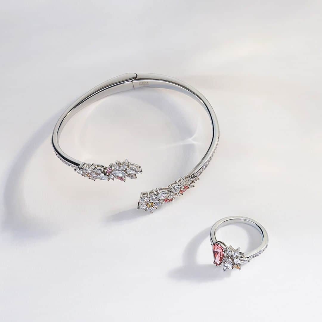 のインスタグラム：「A divine duo. The Botanical Jewels Cuff and Ring by Penélope Cruz captures the beauty of glistening flowers. @penelopecruzoficial #AtelierSwarovski #PenélopeCruz #BotanicalJewels #floraljewelry」