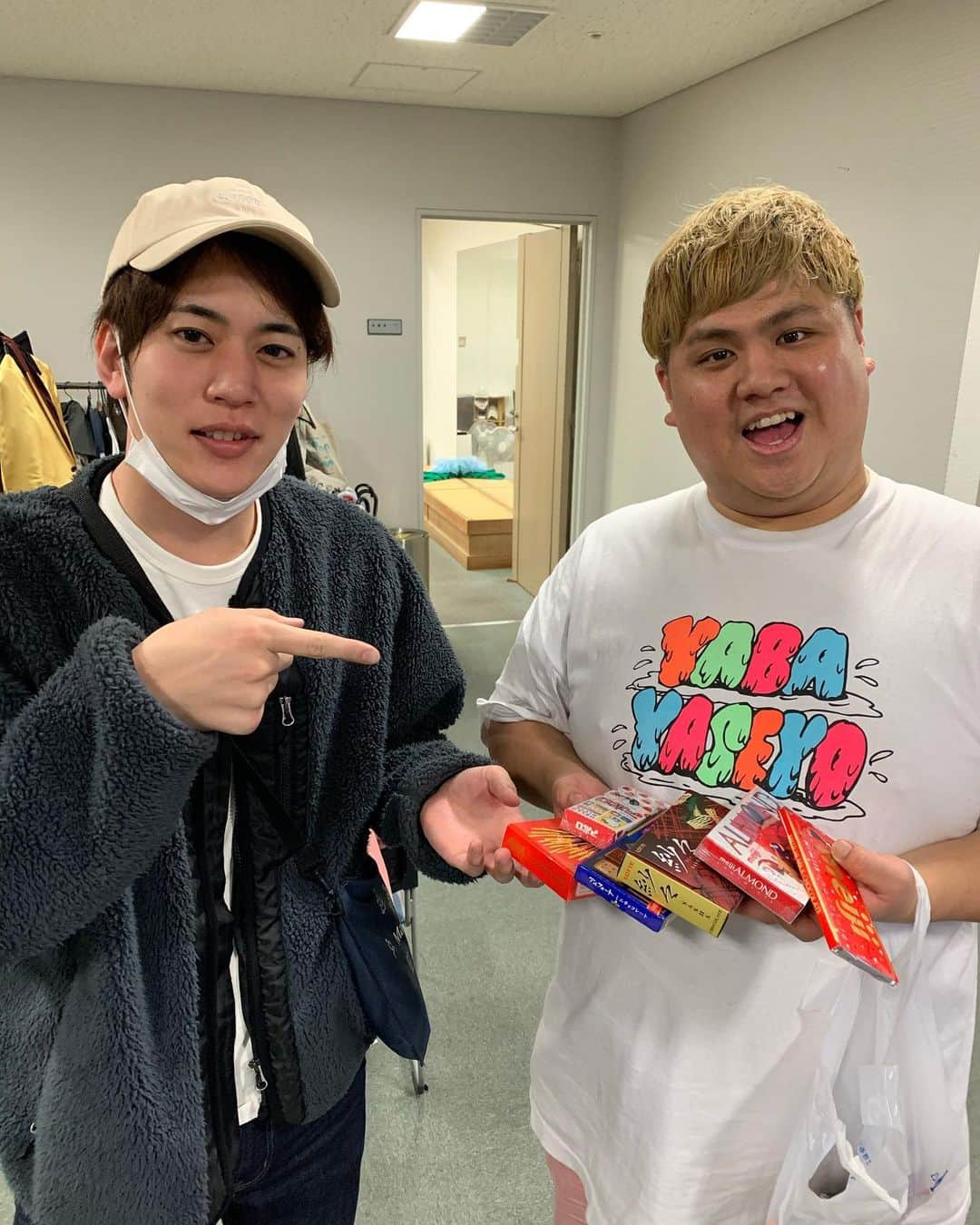 池田真一のインスタグラム：「本日も漫才劇場Youtube配信ありがとうございました！ 楽しすぎて一瞬で終わりました！ ほんで、武者武者の濱坂が誕生日プレゼントでお菓子山盛りくれました！ いや、俺ダイエット中やし誕生日1月やねん！でも、ありがとうな☺️」