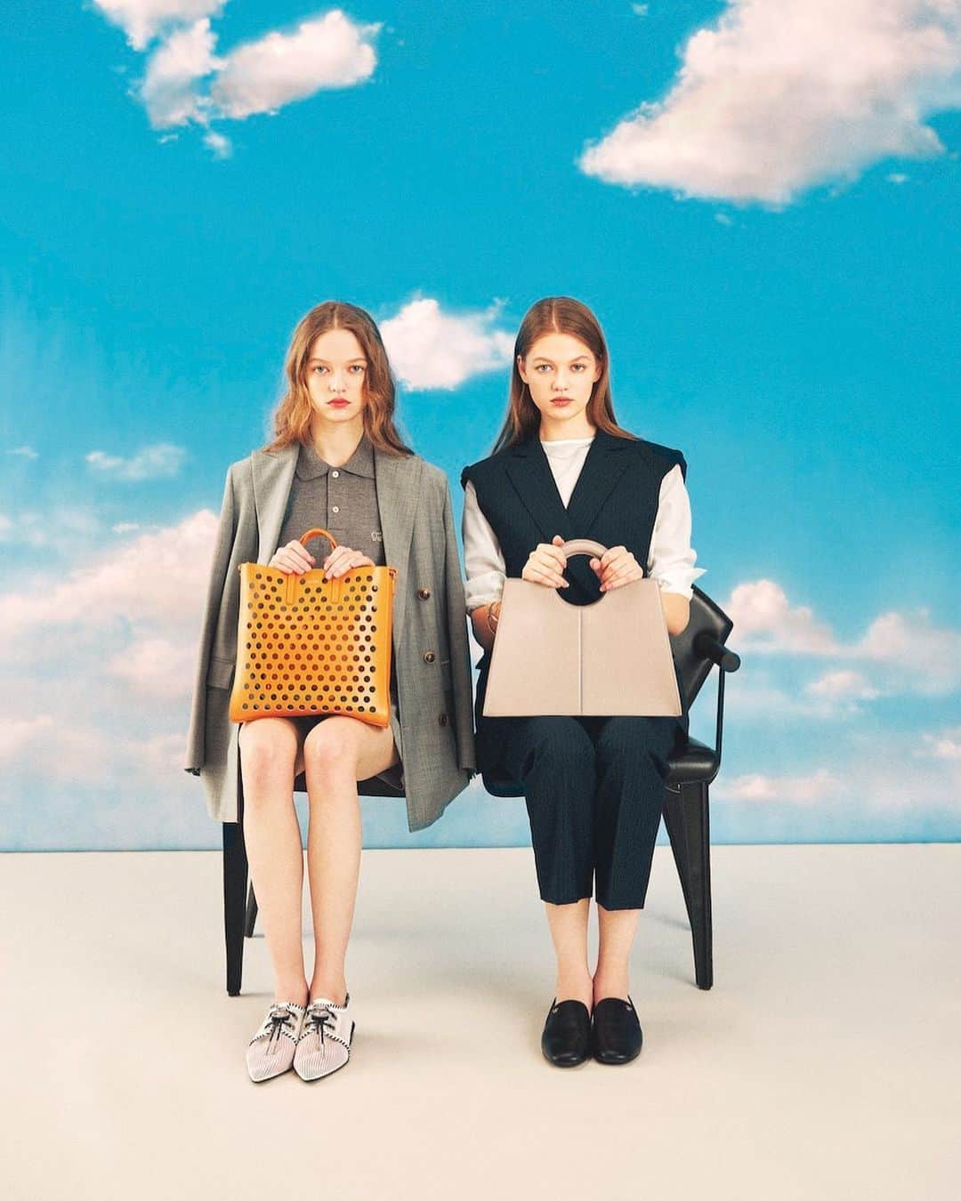 のインスタグラム：「春からの新生活はパリッと新しいバッグと靴で始めたい！ そんな人へ贈るSPUR5月号の「4月はじまりのトート&シューズ」。タイムレスなデザインからトレンドのアイテムまで、新しいスタートにうってつけな逸品を紹介しています。この季節に弾みをつけたい方、ぜひチェックしてみてください✨✨（編集U） photography：Kodai Ikemitsu<TRON>  #トートバッグ #新生活 #トレンド #タイムレス #シューズ #SPUR #2020 #spurmayissue #spurmagazine」