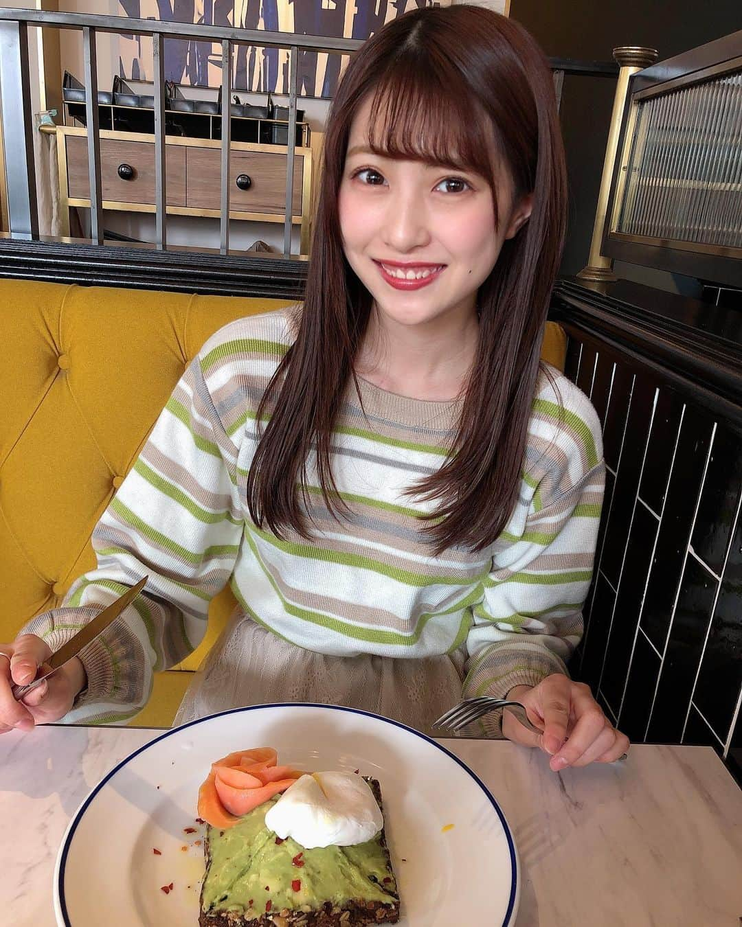 華山志歩のインスタグラム：「この前そらと食べたアボカドトースト🥑」