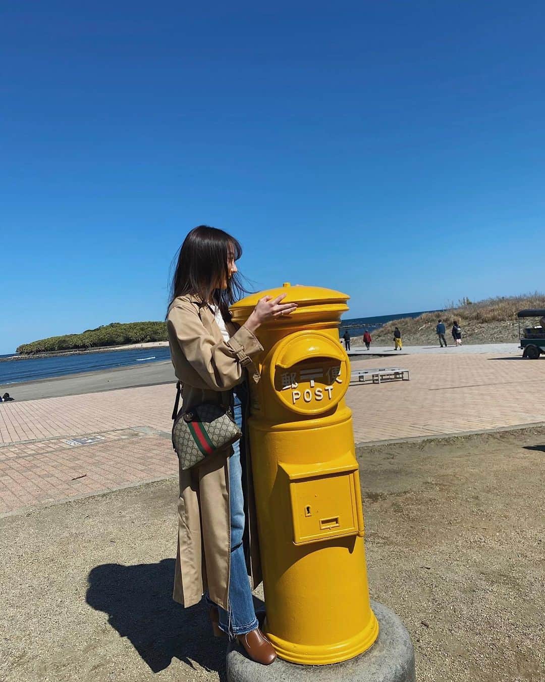大野真昂のインスタグラム：「☺︎ ・ "幸せの黄色いポスト" なんだって.💛 ・ #宮崎 #宮崎旅行 #九州旅行 #プチ旅行 #青島 #青島神社 #幸せの黄色いポスト」