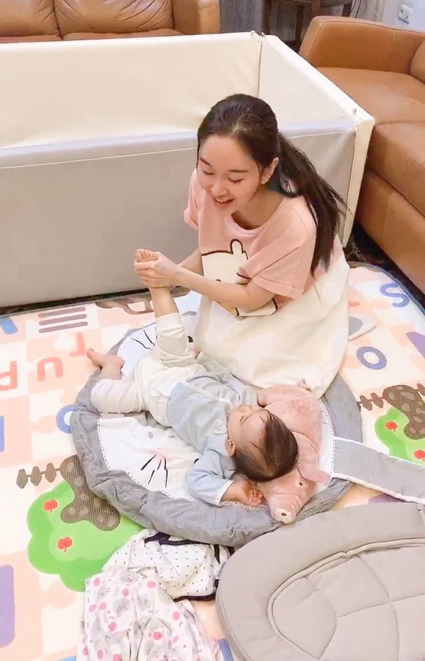 ジェシカ・ヤマダのインスタグラム：「Btw #BossArya emang paling suka dipijitin dari dulu, bener2 nikmatin gitu ekspresinya 🤣🤣🤣 love this bonding time with her.. 🥰 . #jessbebes #babymassage #dirumahaja」