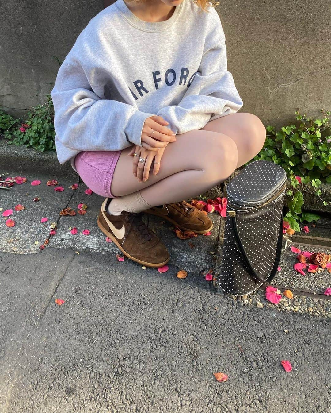 柴田紗希さんのインスタグラム写真 - (柴田紗希Instagram)「🌸 ぴっちぴちknit pants ずっと履きたかった @siiilon_official のニットパンツに 薄ピンクのタイツあわせてなんだか気分が良い日でした。 アウターはトレンチコート　@aquascutum_japan  春はじまったね。あったかさを通り越してあつーいって言えた日☀︎」3月21日 22時08分 - shibasaaki